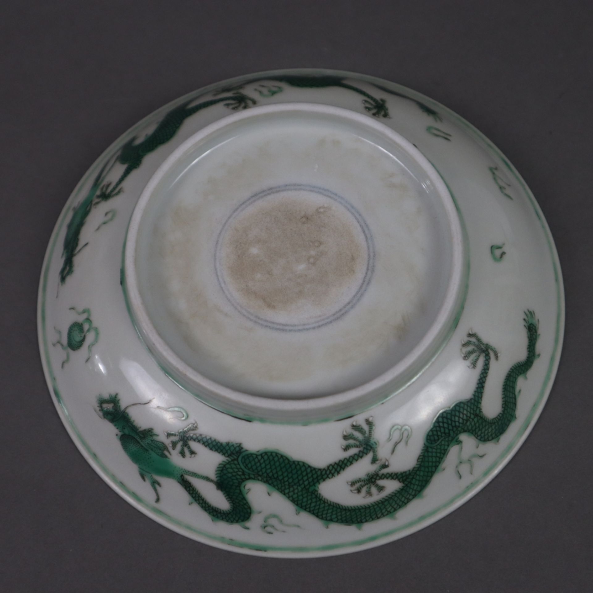 Ein Paar runde Drachenschalen - China, Qing-Dynastie, Porzellan bemalt mit von Flämmchen umgebenen  - Bild 6 aus 6