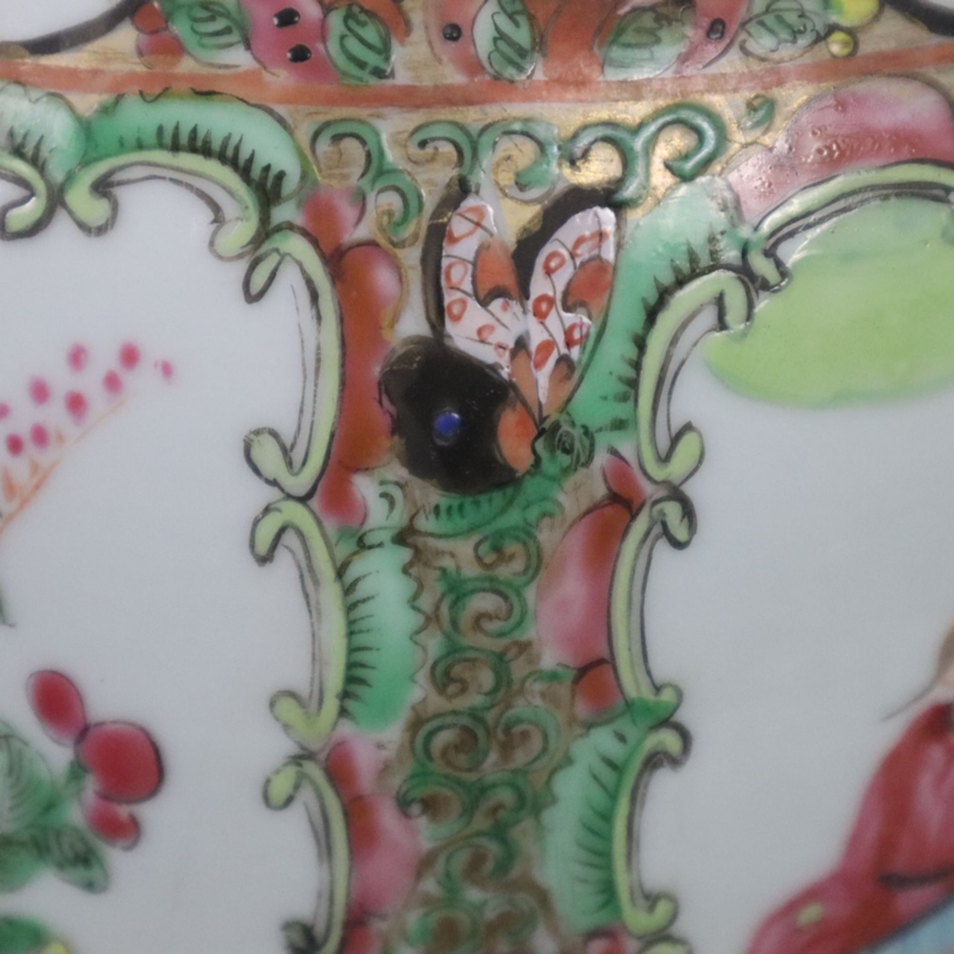 Famille rose- Vase im Kanton-Stil - China, ausgehende Qing-Dynastie, robuster Balusterkorpus, am Ha - Image 12 of 14