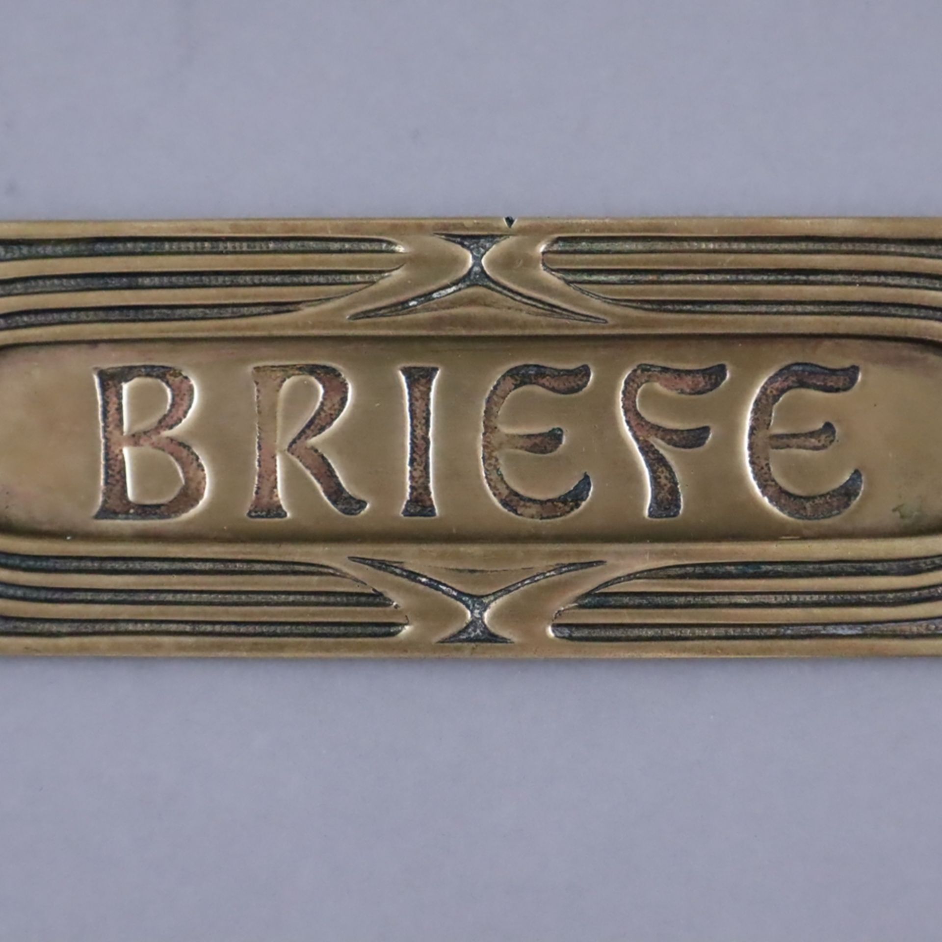 Briefkastenblende - Messing, mit linearer Jugendstil-Ornamentik und Schriftzug "Brief", rückseitige - Bild 2 aus 6