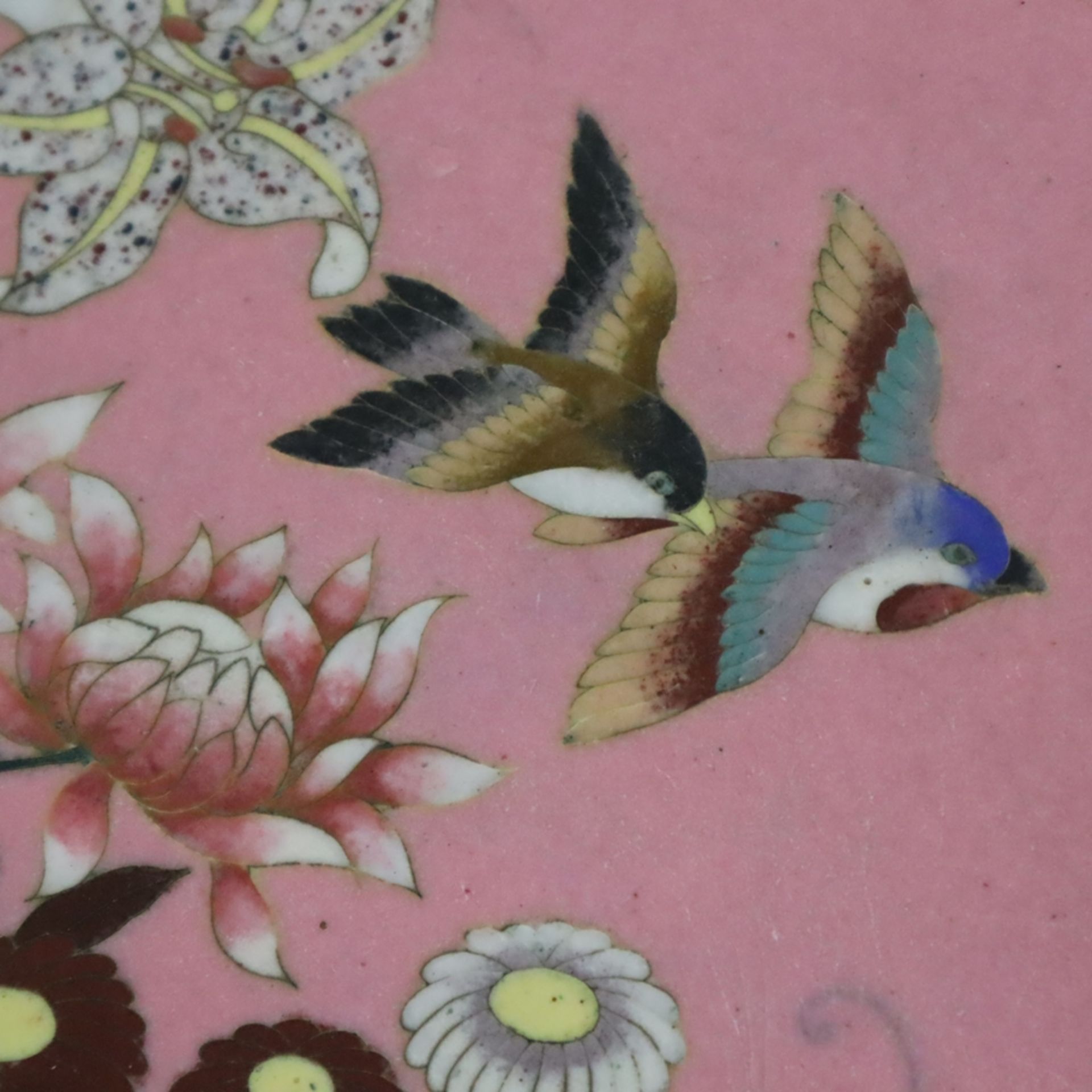 Cloisonné-Teller - Japan, ausgehende Meiji-Zeit, Messing mit Cloisonné-Email, Vorderseite mit üppig - Bild 3 aus 9