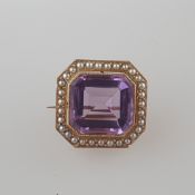 Kleine Amethyst-Brosche - um 1900, Handarbeit, 14 Kt-Gelbgoldfassung (585/000) mit durchbrochen gea