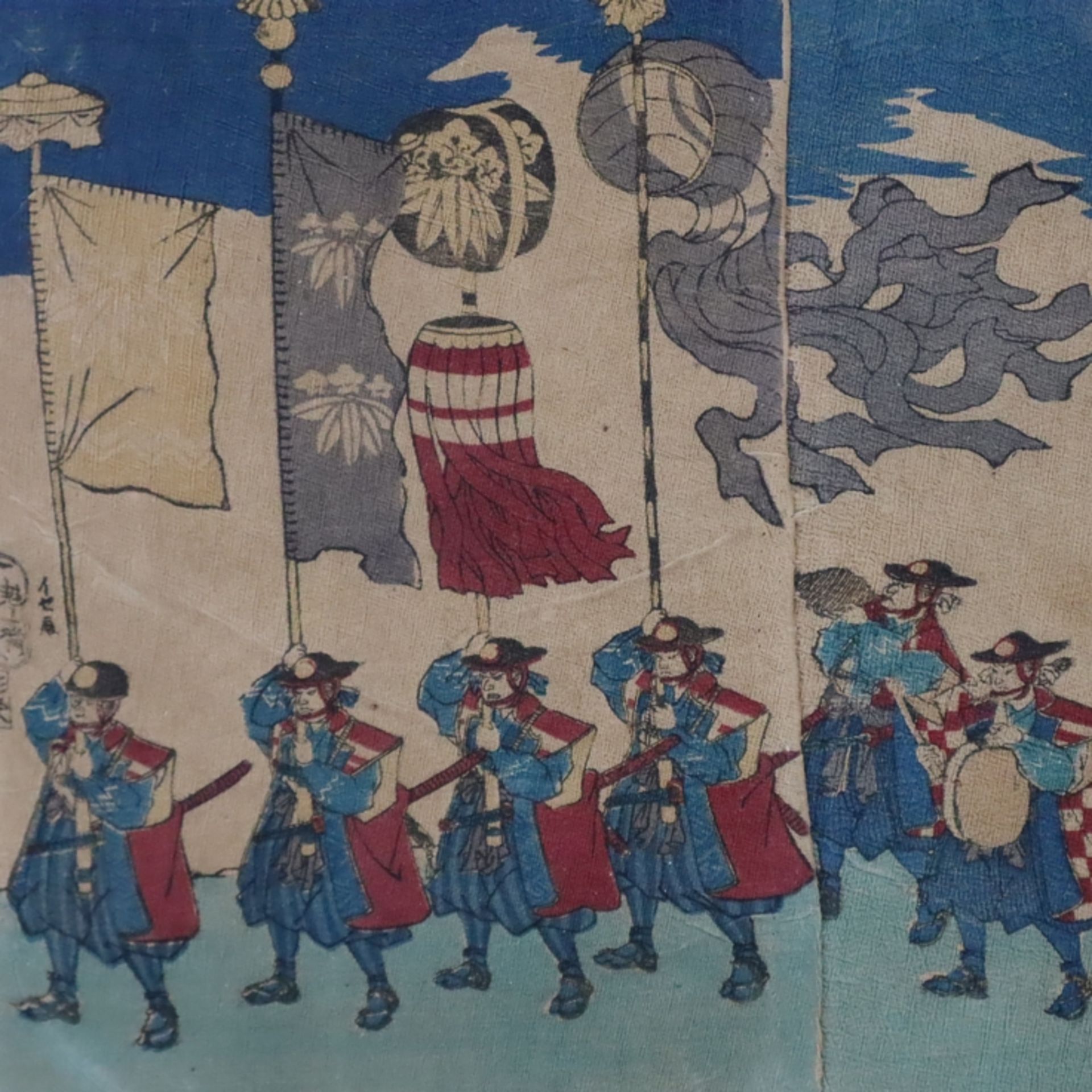 Japanischer Farbholzschnitt-Triptychon -19.Jh.- Marschierende Soldaten mit Standarten und Feldherrn - Bild 2 aus 5