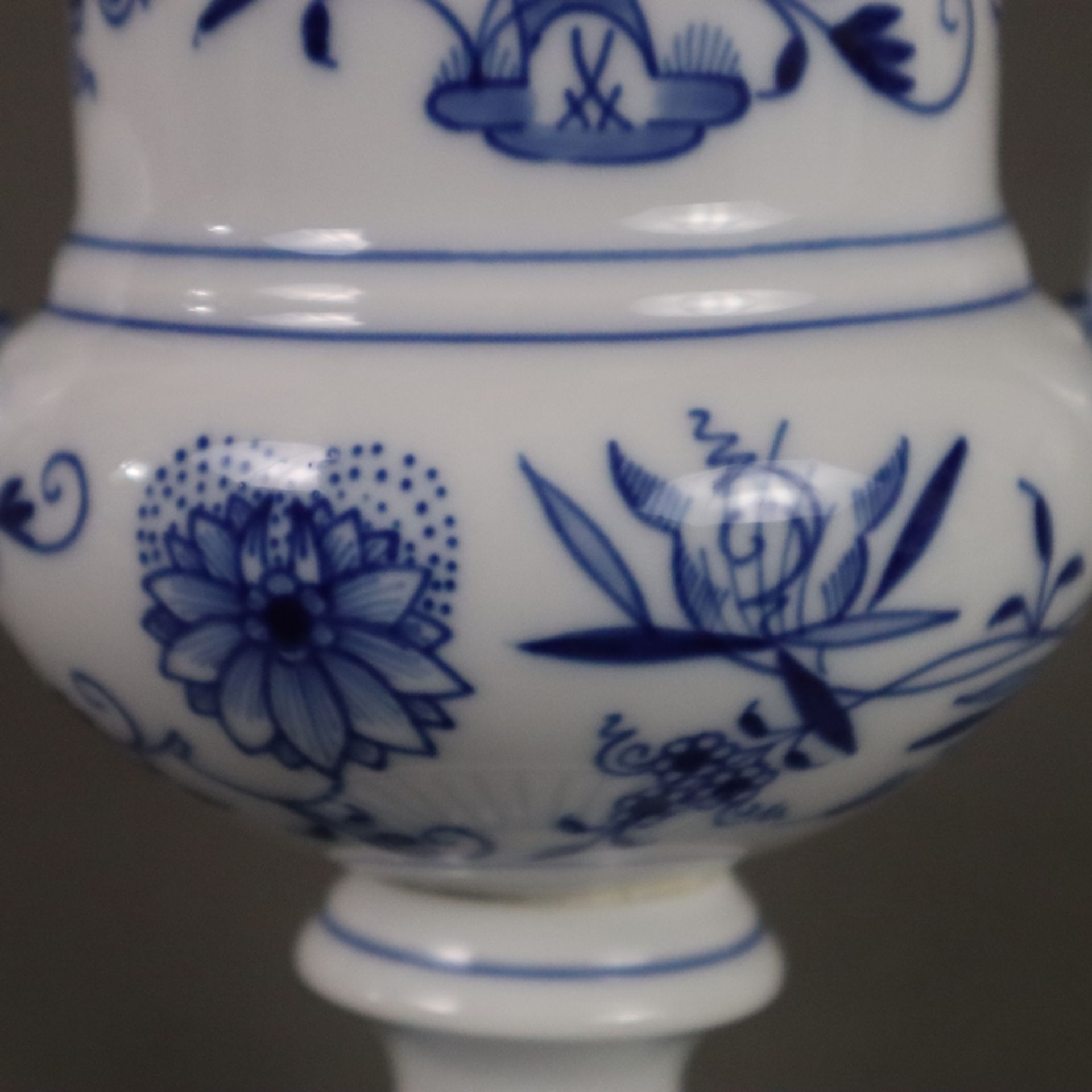 Henkelvase - Meissen, Porzellan, unterglasurblaues Zwiebelmuster, Kelchkraterform mit zwei Henkeln, - Bild 6 aus 9