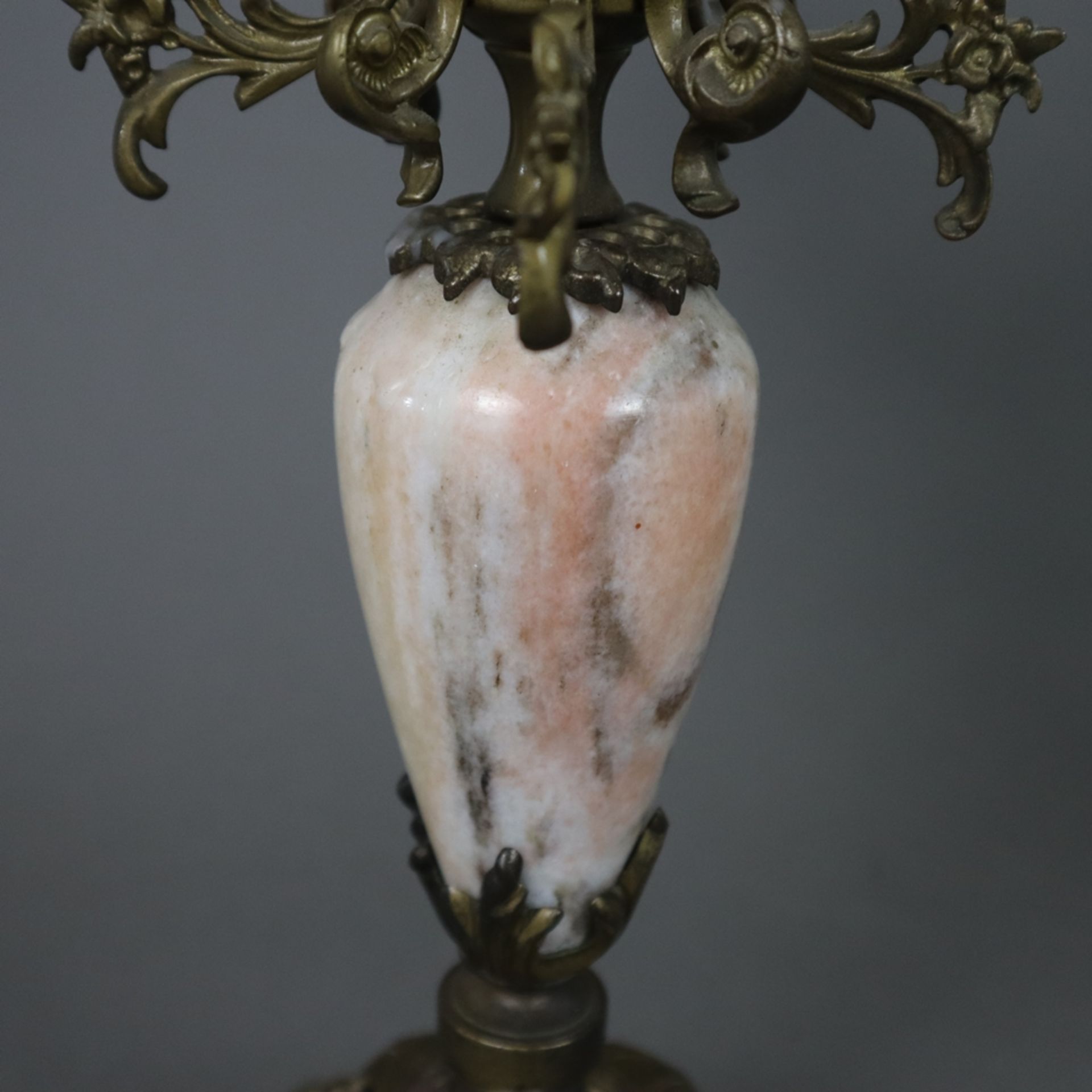 Ein Paar Girandolen - Bronze/ Metall/ geäderter Marmor, vierfüßiger, gestufter Sockel, mittig Marmo - Bild 5 aus 7