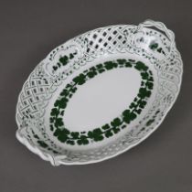 Brotkorbschale - Meissen, Porzellan, Weinlaubdekor in Grün und Schwarz, ovale Form mit durchbrochen