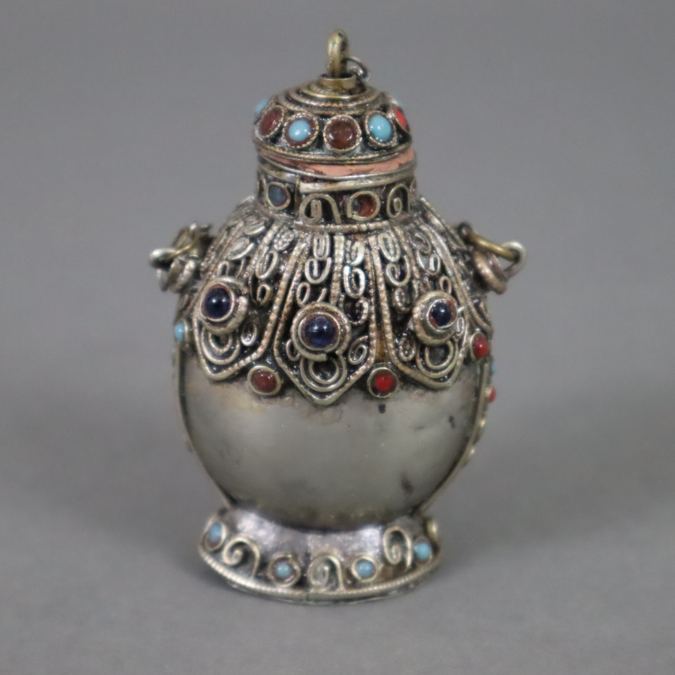 Snuffbottle - niedrig legiertes Silber bzw. versilbert, Wandung mit aufgelegten Ornamenten und mit