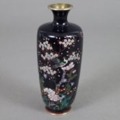 Kleine Cloisonné-Vase - Japan 19. Jh., Balusterform, Metallvase, dunkelblauer Fond, schauseitig fei