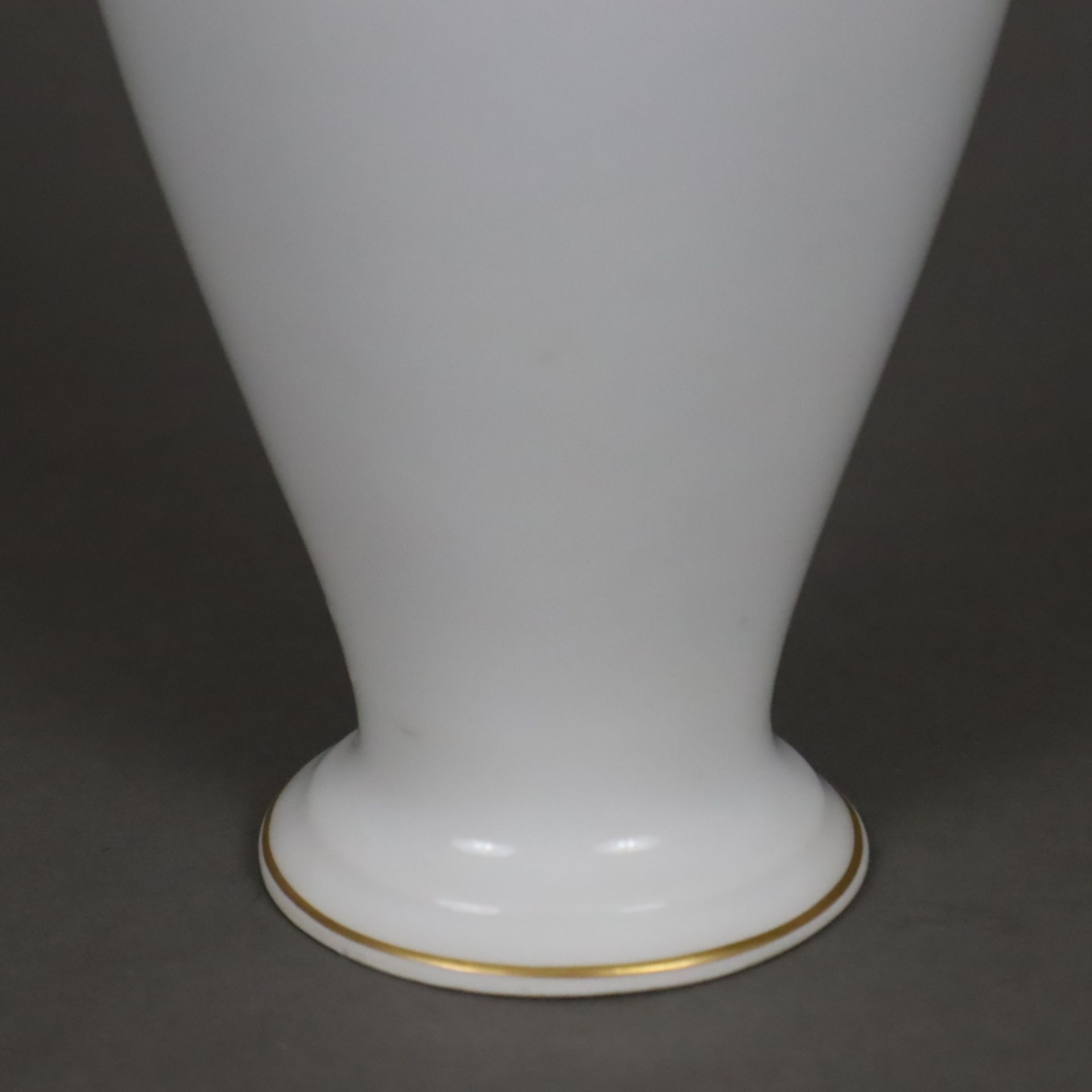Balustervase - KPM, 1. Hälfte 20.Jh., Weißporzellan, glasiert, Goldrand und -stand, Bodenunterseite - Image 4 of 5