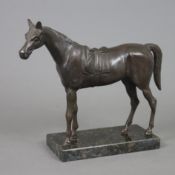Tierskulptur "Pferd" - Bronze, braun patiniert, naturalistische Darstellung eines stehenden, gesatt