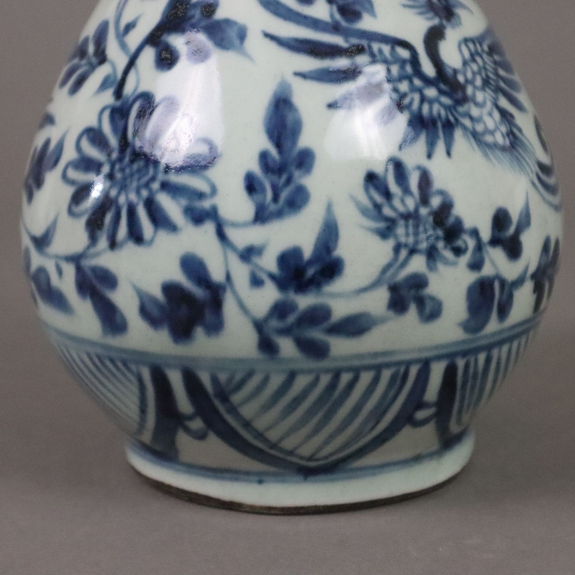 Blau-Weiß Flaschenvase - China, Qing-Dynastie, umlaufend unterglasurblauer Dekor mit Phönix-Motiven - Bild 9 aus 10