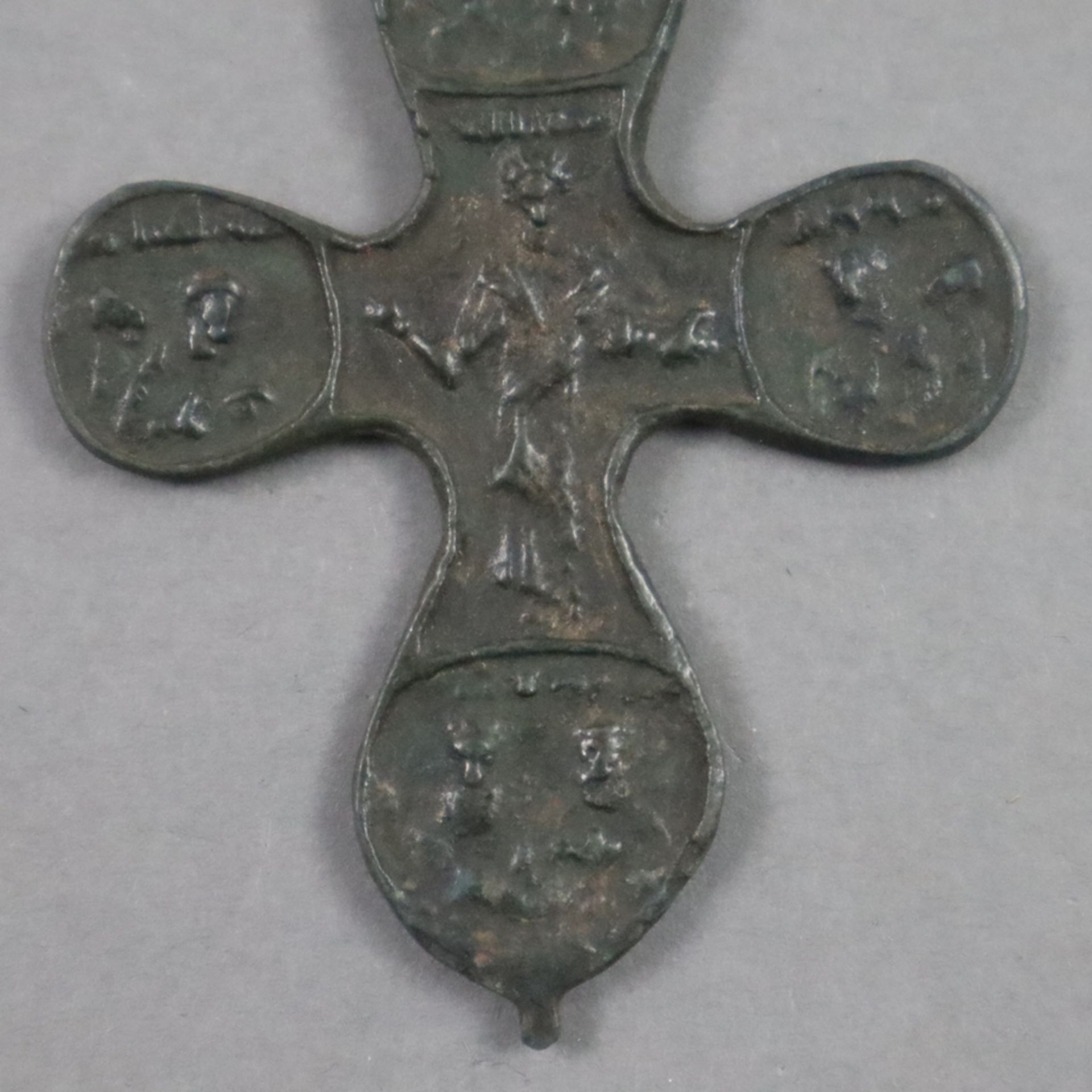 Anhängekreuz - wohl byzantinisch, Bronze mit dunkler Patina, beidseitiger Reliefdekor mit Inschrift - Image 4 of 5