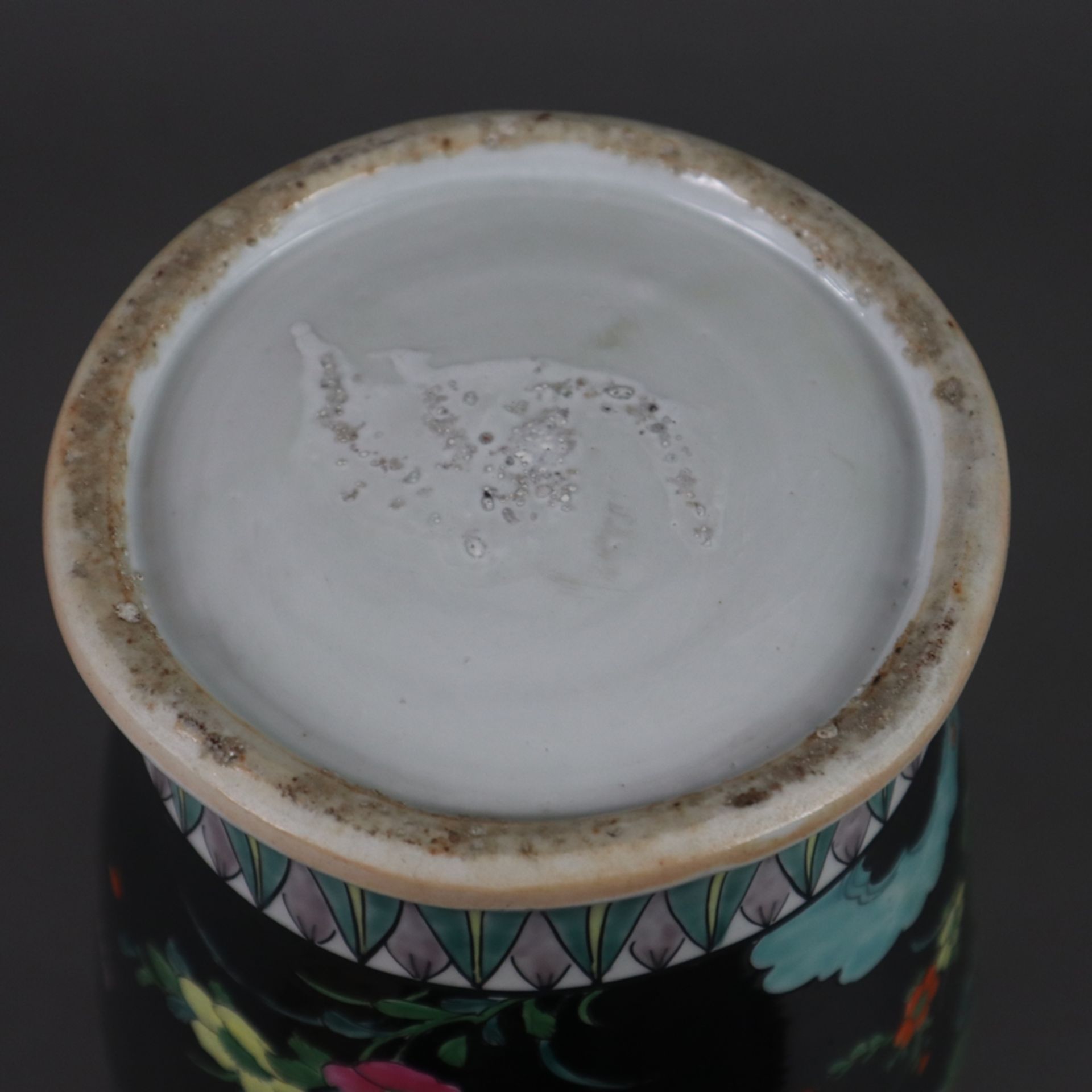 Vase mit glückverheißenden Motiven - China 20.Jh. gebauchter Balusterkorpus, auf schwarzem Fond üpp - Image 11 of 11