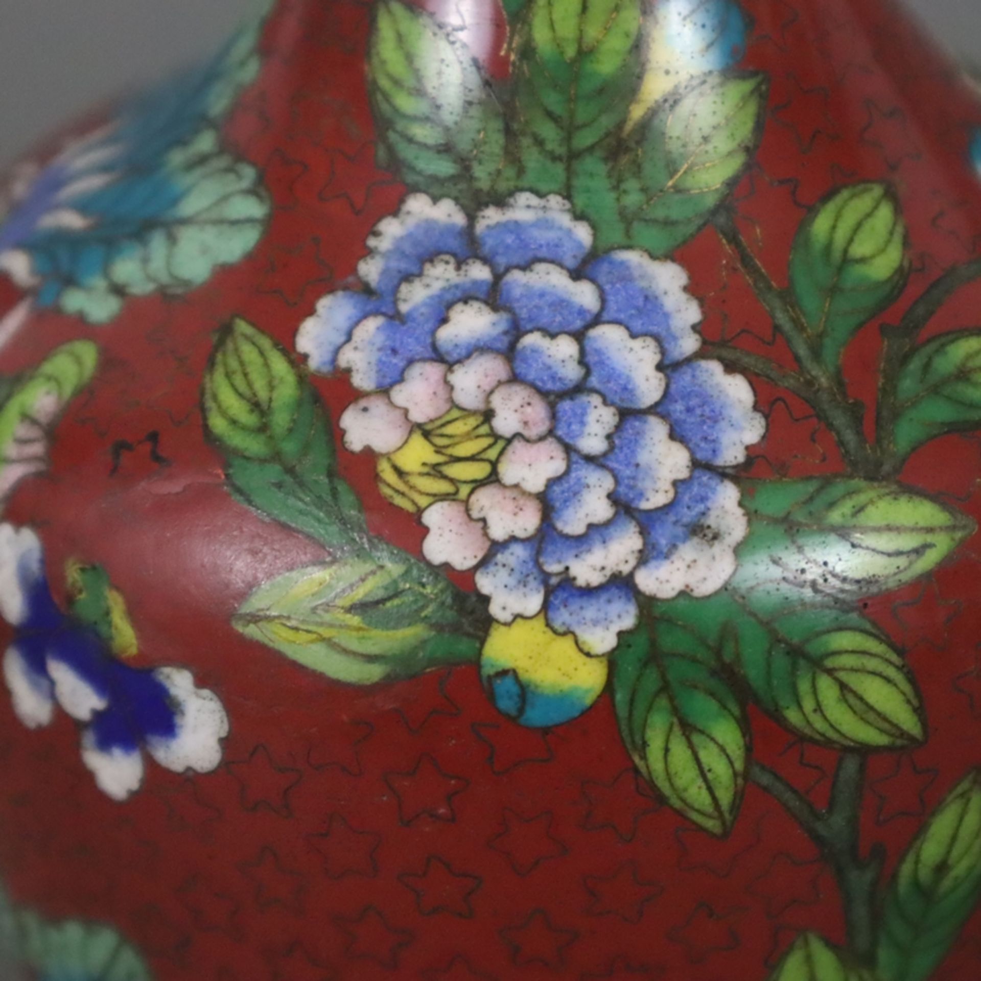 Cloisonné Vase - China, ausgehende Qing-Dynastie, Balusterform mit langgezogenem Hals und ausgestel - Bild 6 aus 10