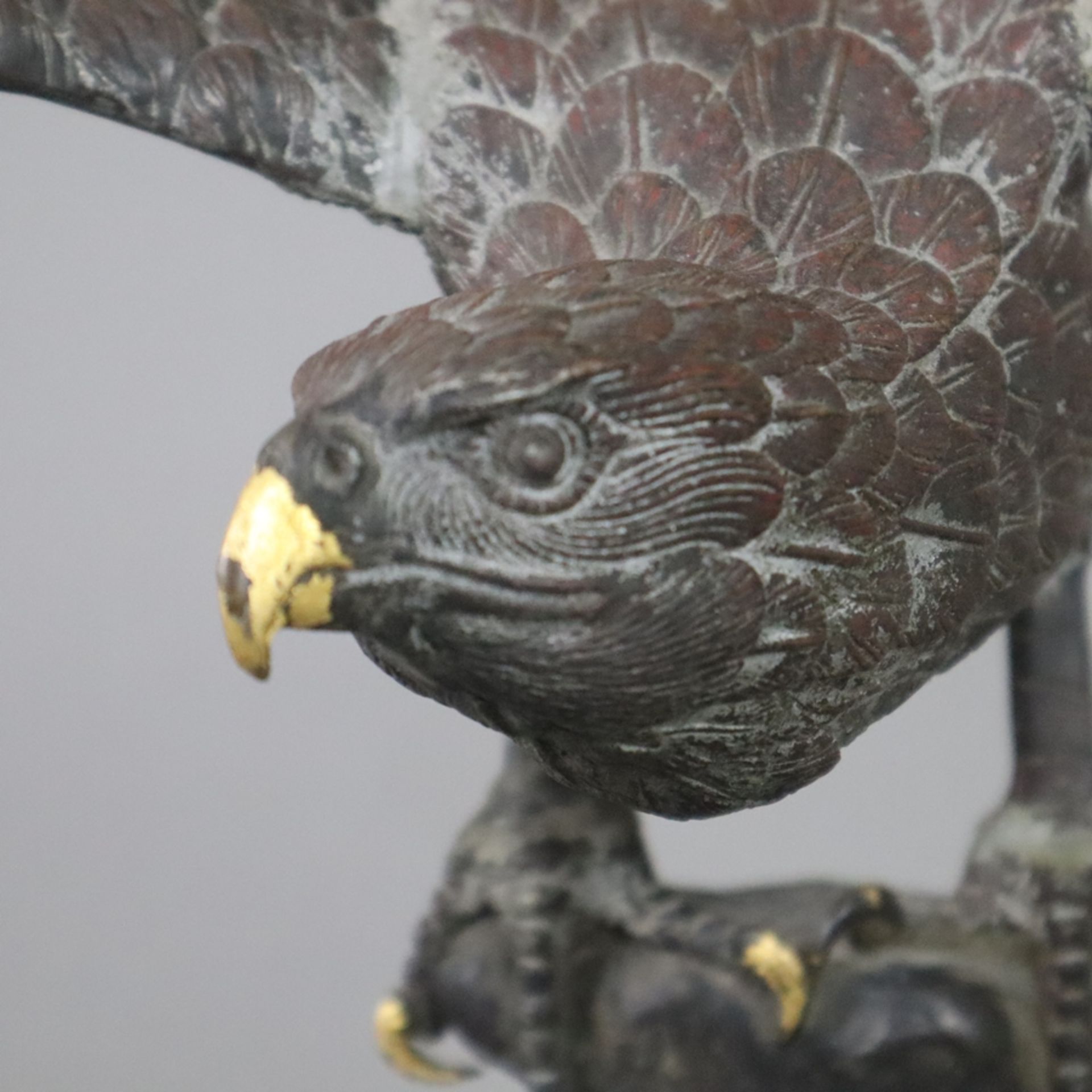 Tierskulptur "Adler" - Weißmetall, braun patiniert, naturalistische Darstellung eines auf Felsensoc - Image 2 of 11