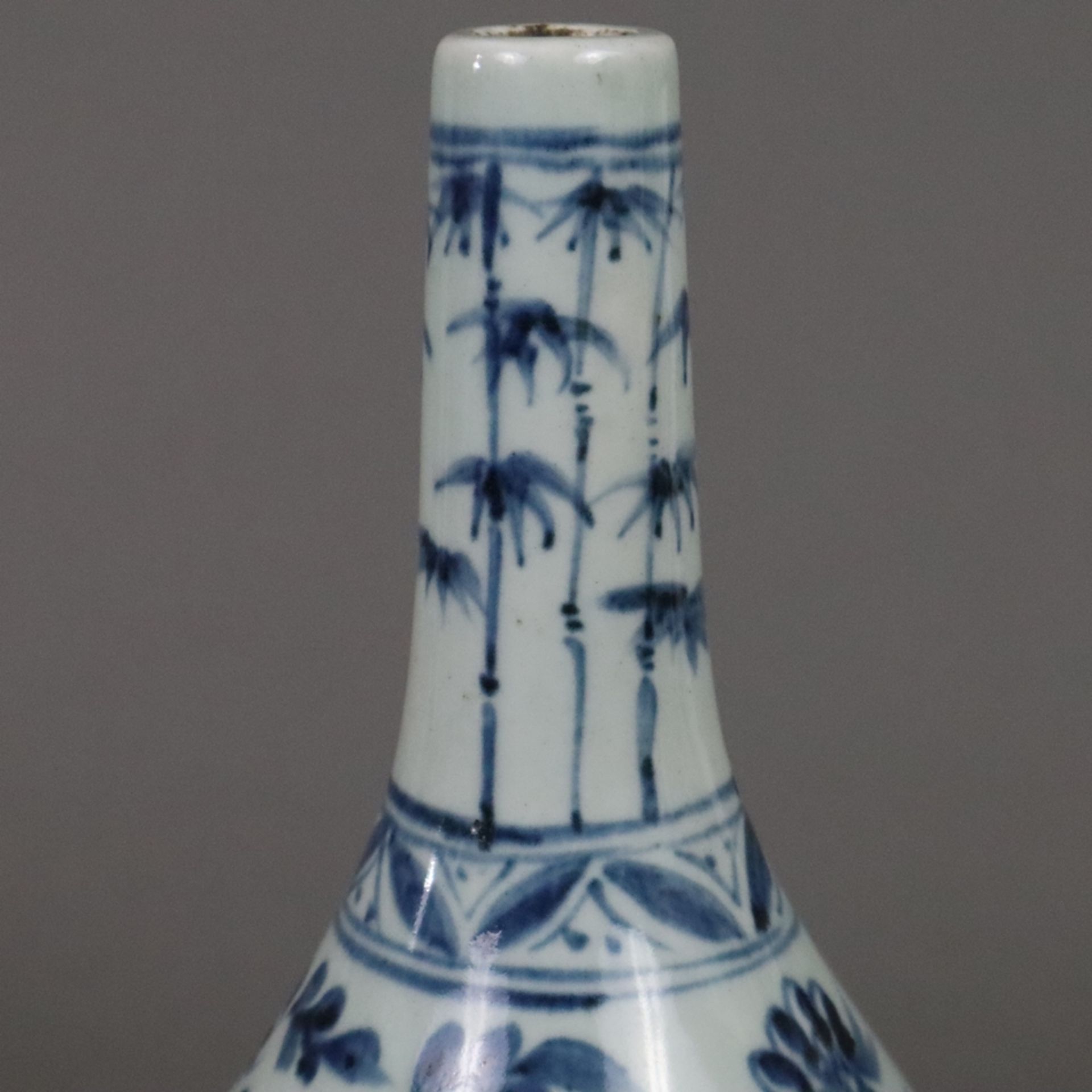 Blau-Weiß Flaschenvase - China, Qing-Dynastie, umlaufend unterglasurblauer Dekor mit Phönix-Motiven - Bild 3 aus 10