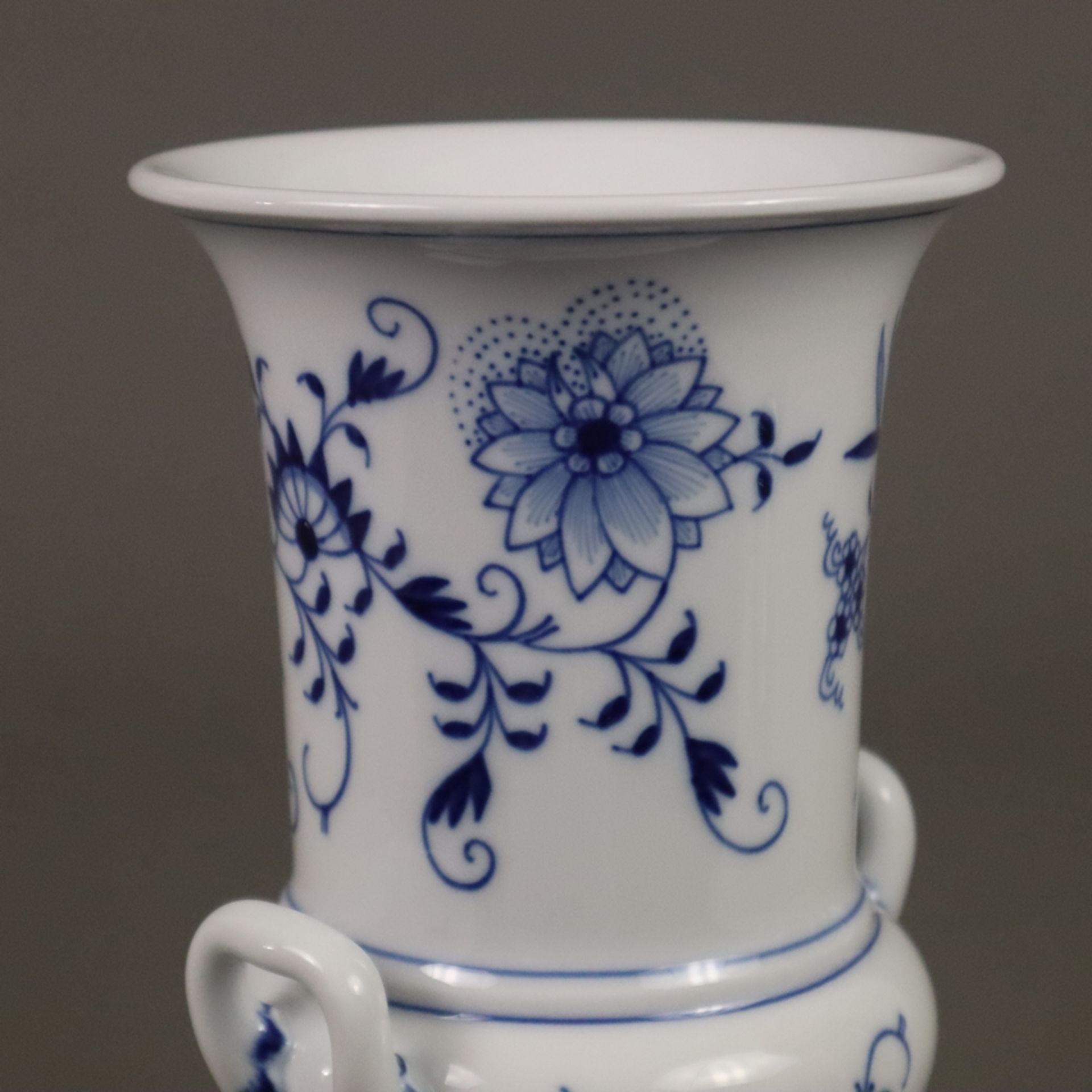 Henkelvase - Meissen, Porzellan, unterglasurblaues Zwiebelmuster, Kelchkraterform mit zwei Henkeln, - Bild 7 aus 9