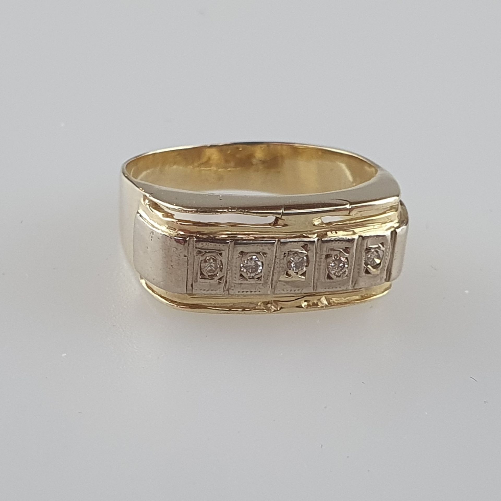 Goldring mit Diamanten - Gelbgold 585/000, gestempelt, länglicher Ringkopf ausgefasst mit fünf klei