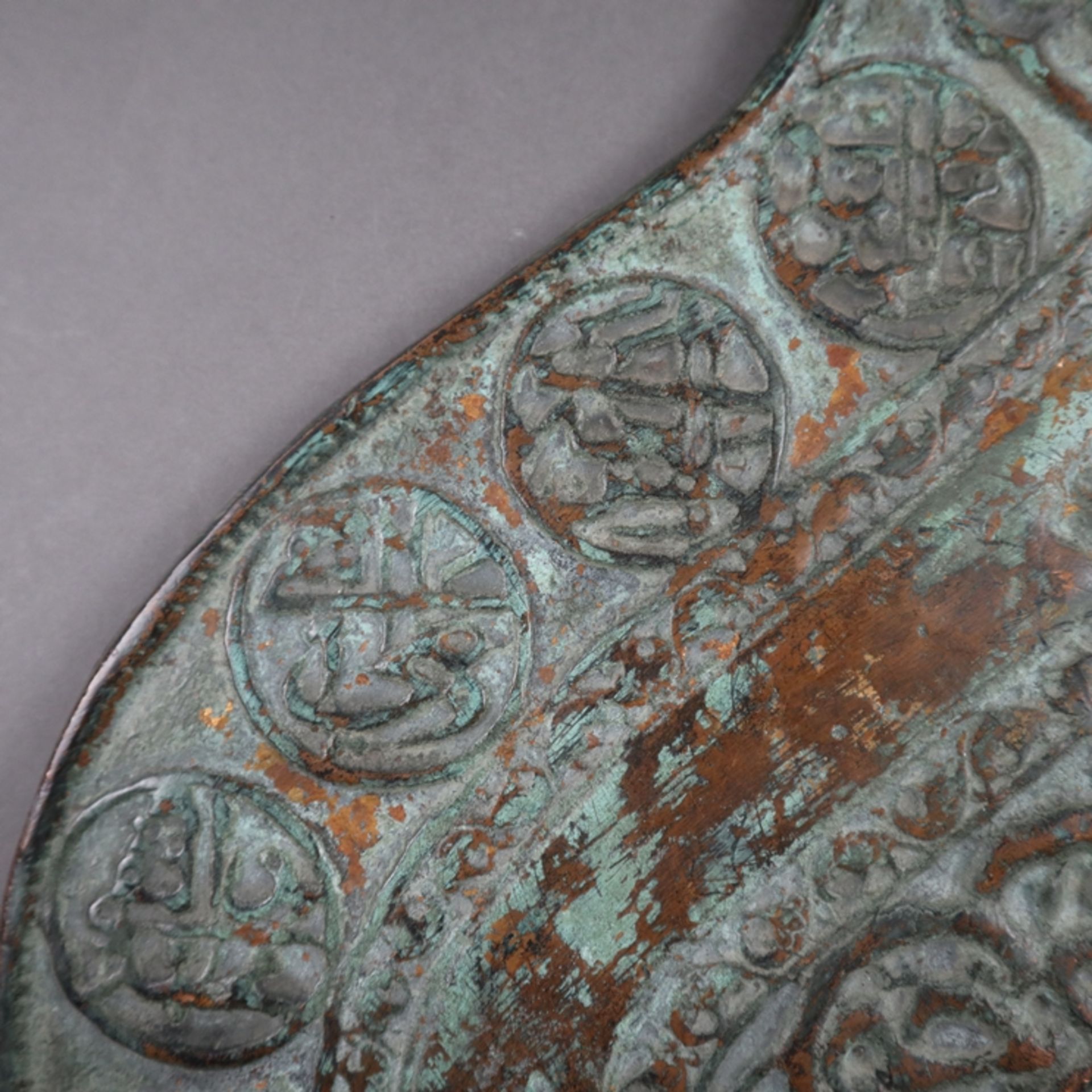 Safavidische Prozessionsstandarte "Alam" - Persien, 18. Jh. Eisen, Bronze, mit grüner Patina, Maße: - Image 9 of 11