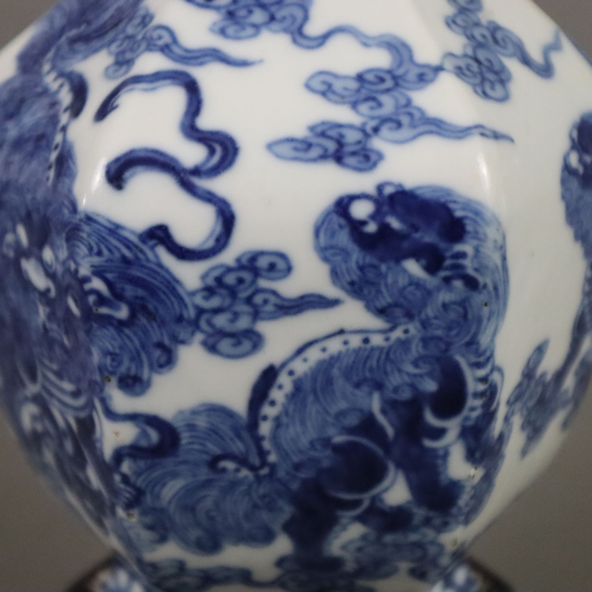 Blau-weiße Vase - Porzellan, gebauchte Balusterform 6-fach gekantet, umlaufend fein gemalter unterg - Bild 5 aus 8