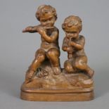 Musizierendes Puttenpaar - Holz, geschnitzt, vollrunde Darstellung von zwei auf Sockel sitzenden Pu