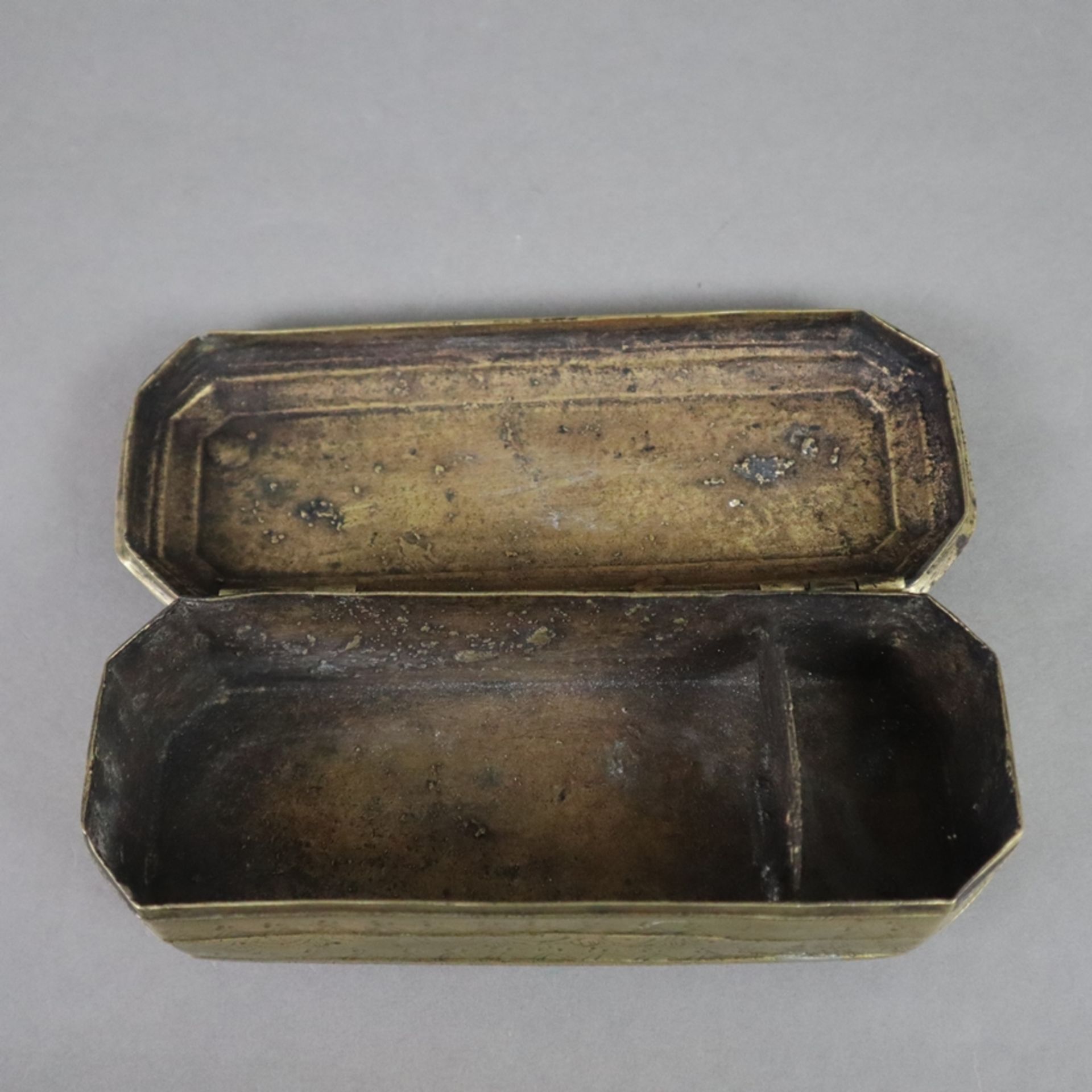 Betelnussdose - wohl Indien, 19. Jh., Messing, längliche achteckige Dose mit gewölbtem Scharnierdec - Bild 4 aus 7