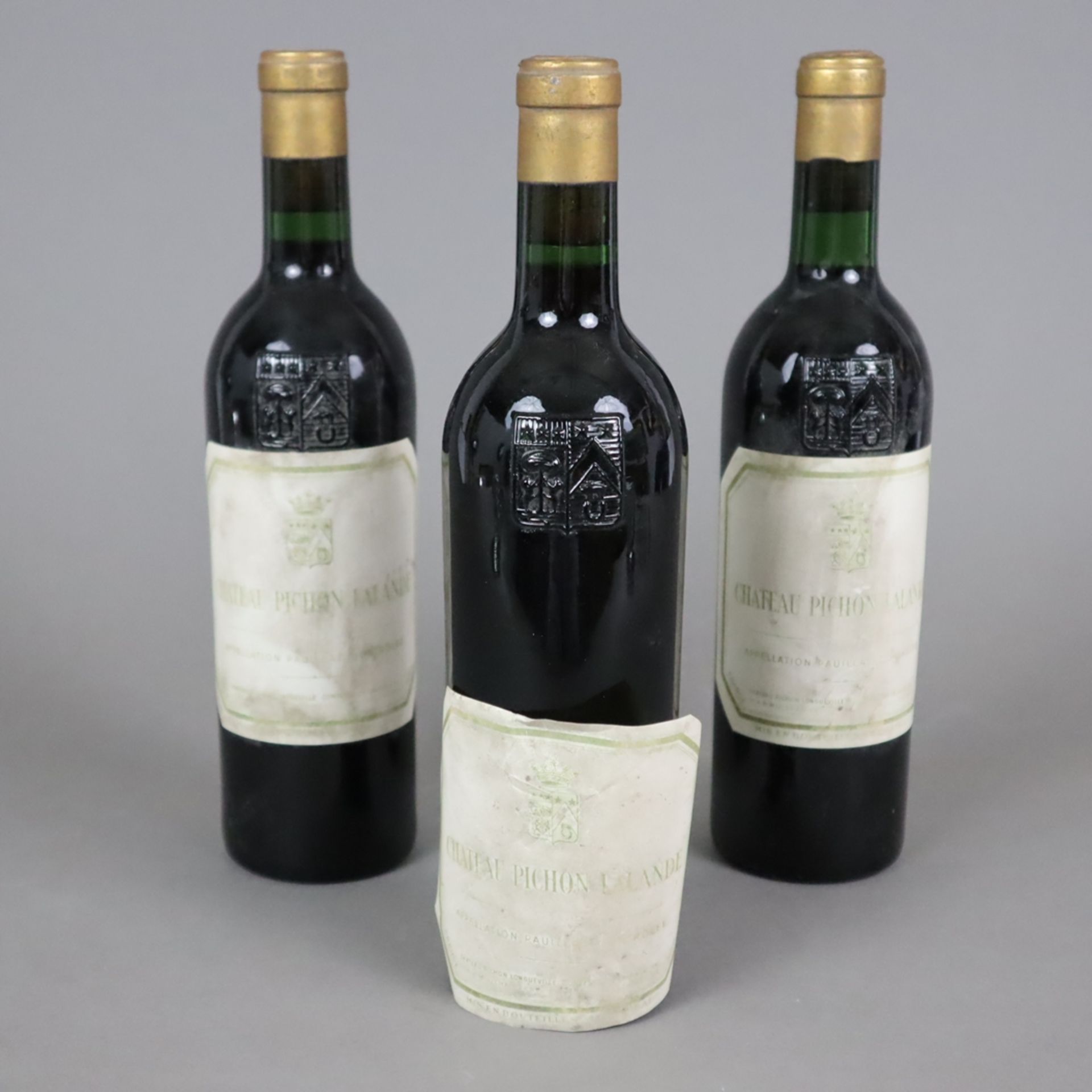 Weinkonvolut - 3 Flaschen, Château Pichon Lalande, Jahrgang 1965, Château Longueville Comtesse de L