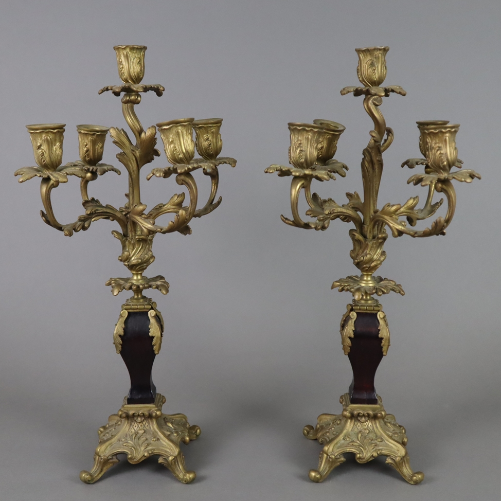 Ein Paar Kaminleuchter - um 1900, Bronzelegierung bzw. schwerer Gelbguss vergoldet, geschweifter ve