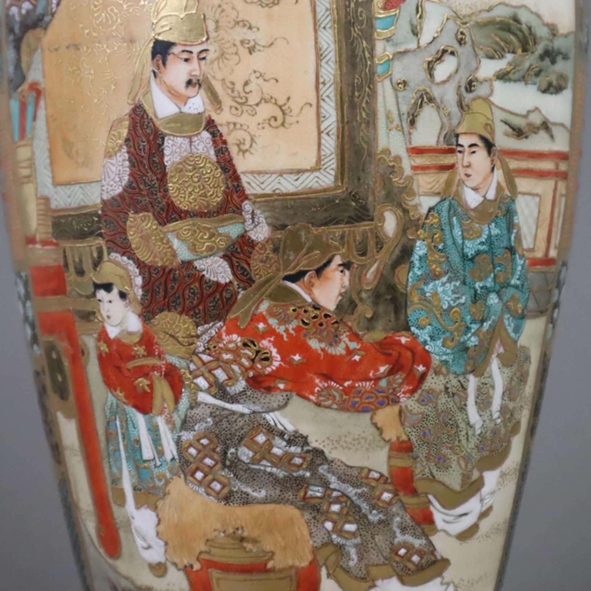 Satsuma-Vase mit Szenen aus dem alten Japan - Japan, Meiji-/Taishō-Zeit, elfenbeinfarbener Scherben - Bild 7 aus 12