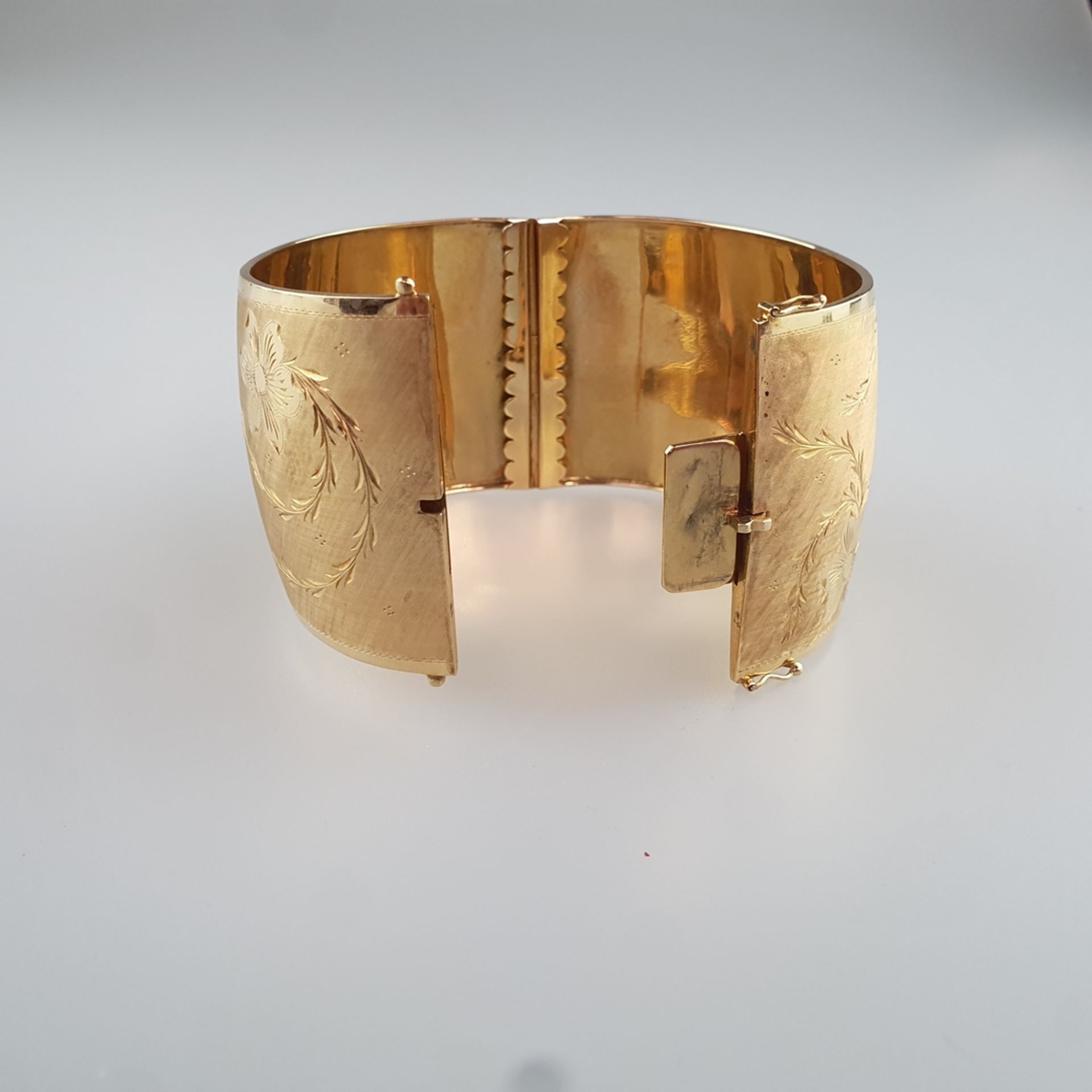 Breite Goldarmspange - Gelbgold 585/000, gestempelt, Klapparmreif mit Steckverschluss und 2 Sicherh - Bild 7 aus 8