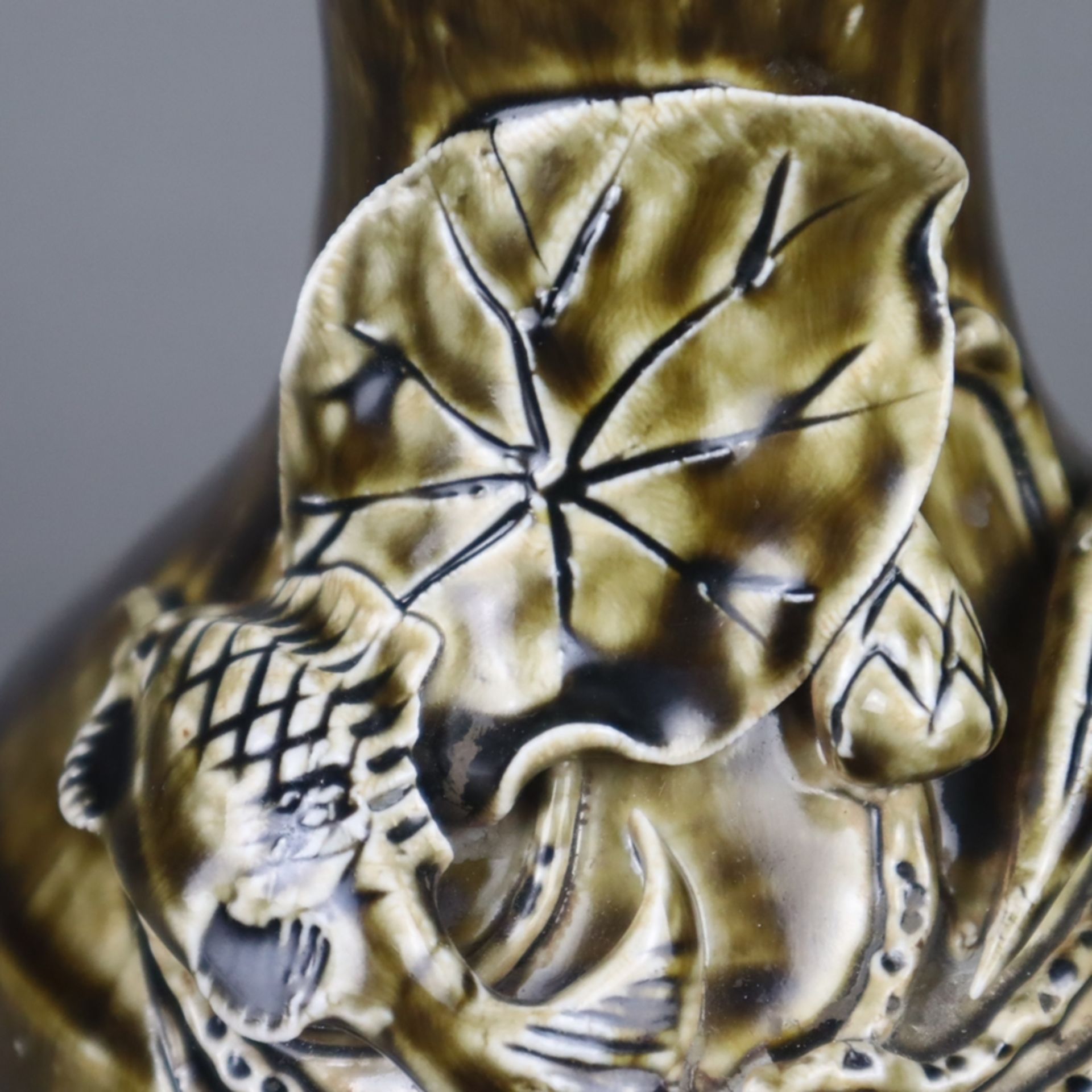 Balustervase - China, grünlich-braune Laufglasur, gekantete Schulter mit plastischer Zierapplike in - Bild 4 aus 6