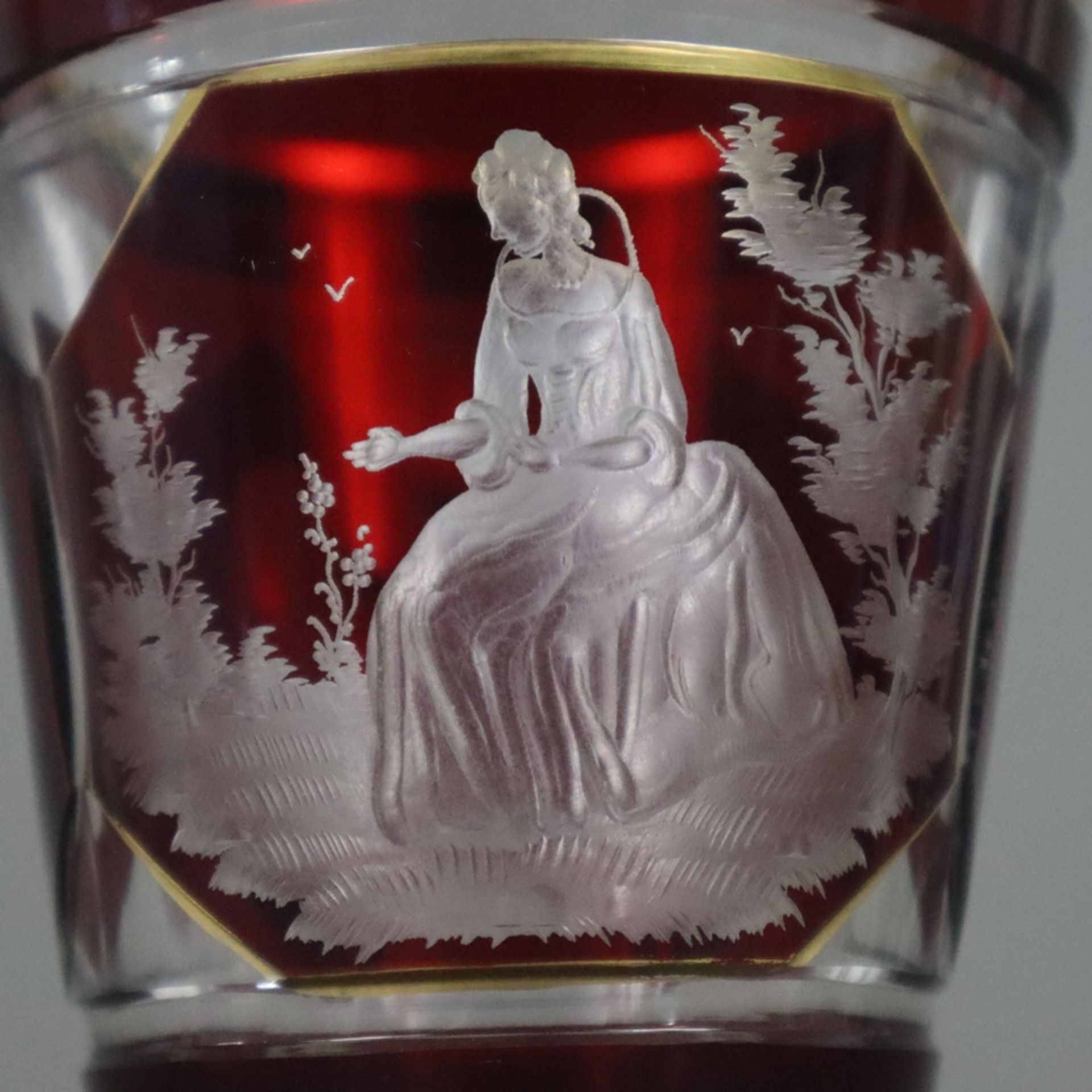 Ranftbecher - Böhmen 19. Jh., farbloses Glas, rot gebeizt, vergoldet, geschliffen, schauseitig Bild - Bild 2 aus 7
