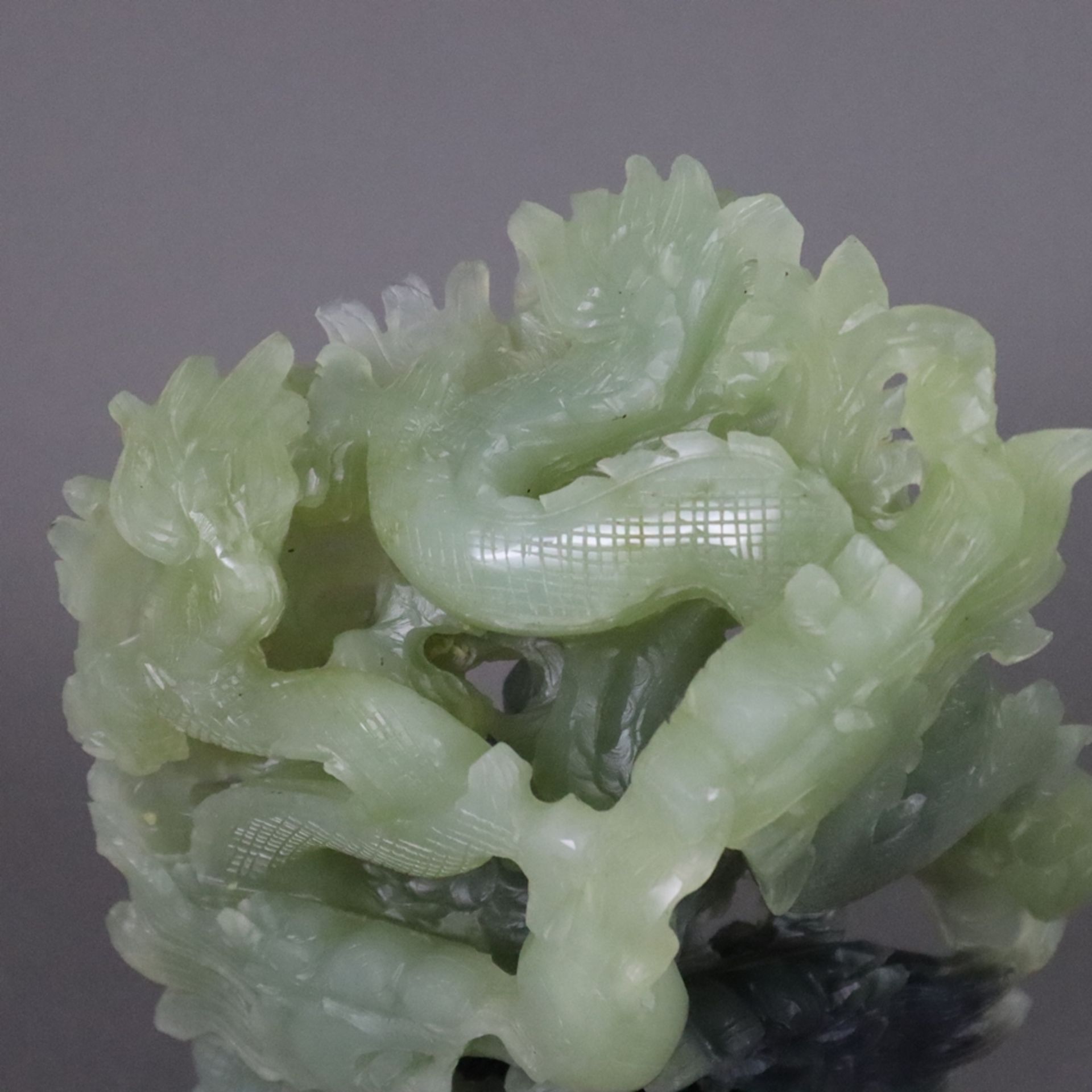 Jadeskulptur mit Drachenmotiven - China, seladongrüne bis dunkelgrüne Jade, durchbrochen gearbeitet - Bild 2 aus 9