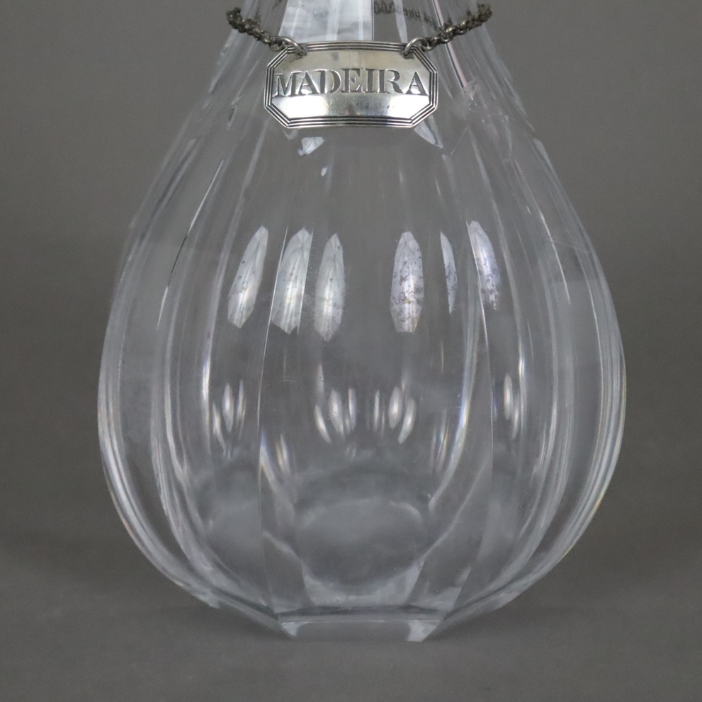 Zwei Glaskaraffen mit Silbermontierung und Flaschenanhängern - farbloses Kristallglas, Wandung face - Image 7 of 8