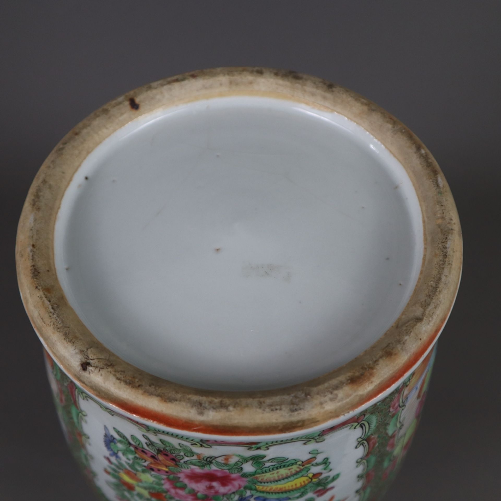 Famille rose- Vase im Kanton-Stil - China, ausgehende Qing-Dynastie, robuster Balusterkorpus, am Ha - Image 13 of 14