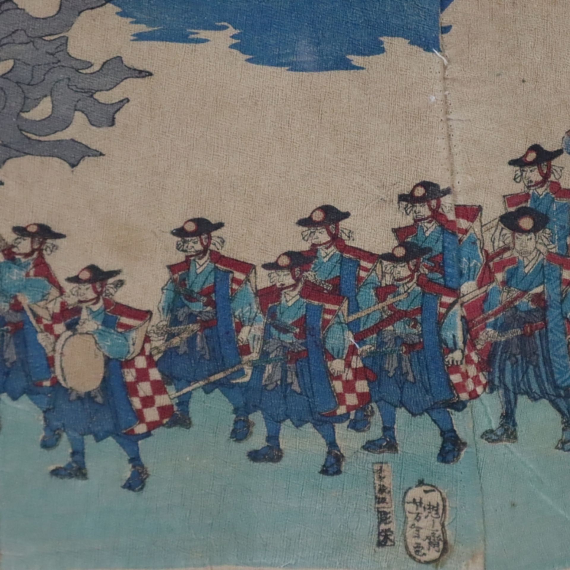 Japanischer Farbholzschnitt-Triptychon -19.Jh.- Marschierende Soldaten mit Standarten und Feldherrn - Bild 3 aus 5