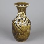 Balustervase - China, grünlich-braune Laufglasur, gekantete Schulter mit plastischer Zierapplike in