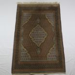 Orientteppich - 20. Jh., Wolle, ornamental gemustert, Fransen an einer Seite, ca. 205 x 133 cm, lei