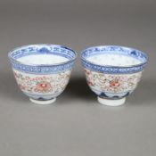 Paar Koppchen - Porzellan, glockenförmige Wandung mit transluzidem Reiskorn-Dekor, außen feine Male