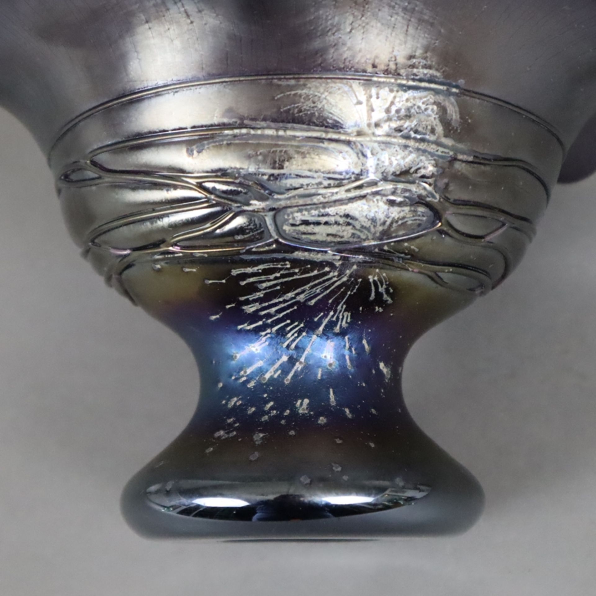 Jugendstil-Vase - Freiherr von Poschinger, dickwandiges irisierendes Glas mit Ätzdekor und Fadenauf - Bild 5 aus 6