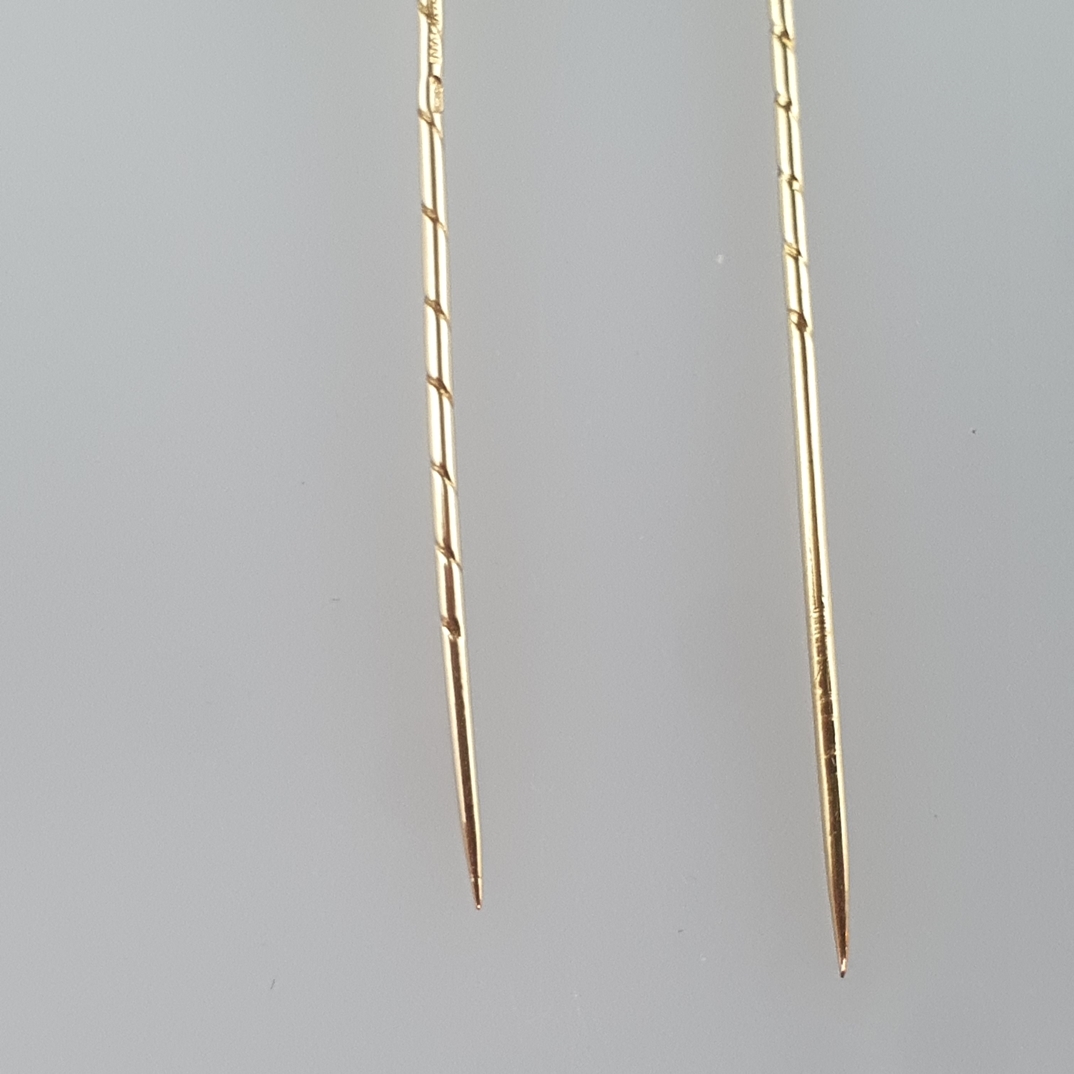 Zwei Krawattennadeln - 18Kt-Gelbgold, 1x Perlenbesatz, L.ca.5,8 bzw. 6,5cm, Gesamtgewicht ca. 2,6 g - Image 3 of 4