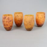 Vier Glasschirme - Frankreich, Daum / Nancy, leicht ausgestellte Form orange / braun gefleckt mit P