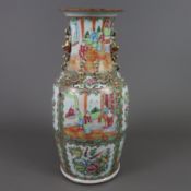 Famille rose- Vase im Kanton-Stil - China, ausgehende Qing-Dynastie, robuster Balusterkorpus, am Ha