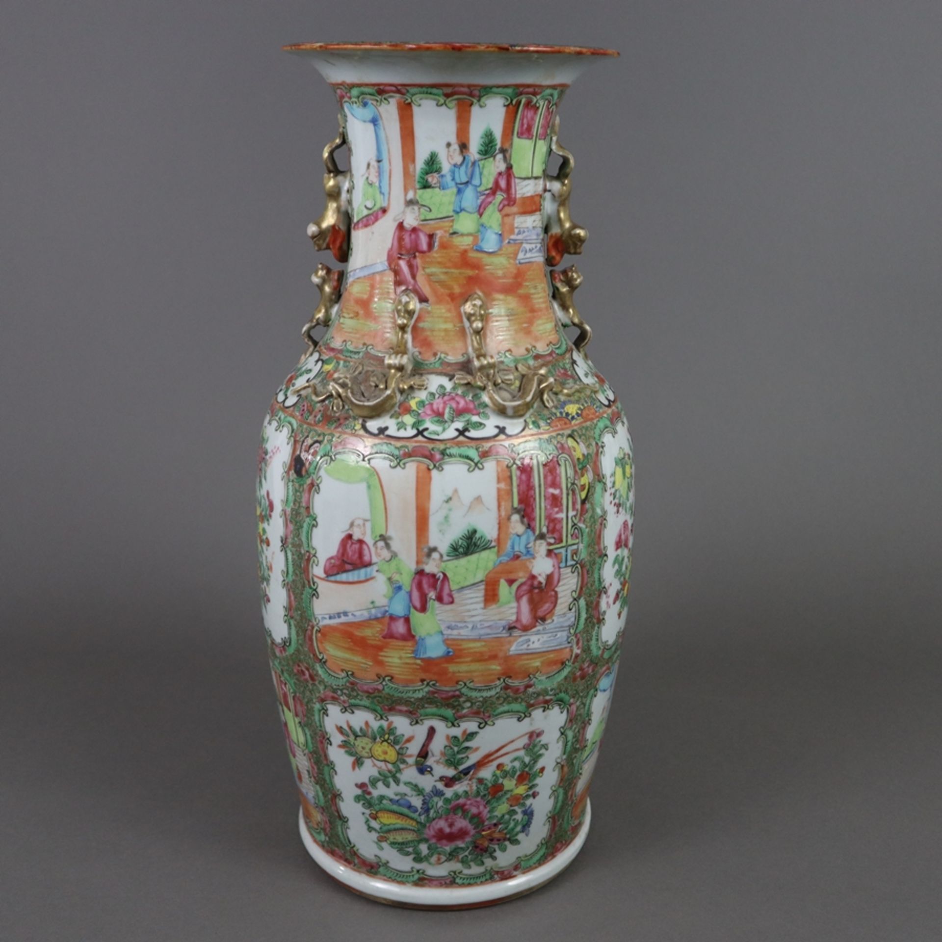 Famille rose- Vase im Kanton-Stil - China, ausgehende Qing-Dynastie, robuster Balusterkorpus, am Ha