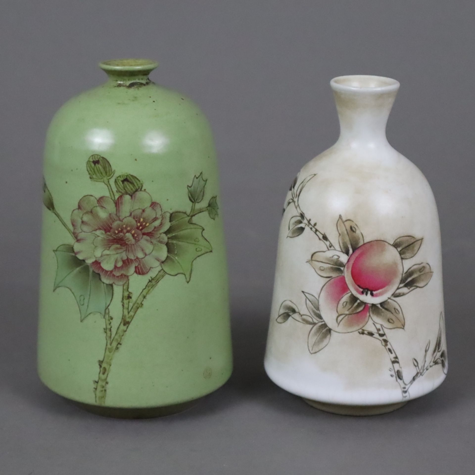 Zwei Flaschengefäße - Japan, fein gemalter Dekor mit blühendem bzw. Früchte tragendem Zweig auf grü