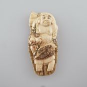 Flaches Netsuke - Mammutbein geschnitzt, graviert und eingefärbt, auf einem Lotosblatt ausgestreckt