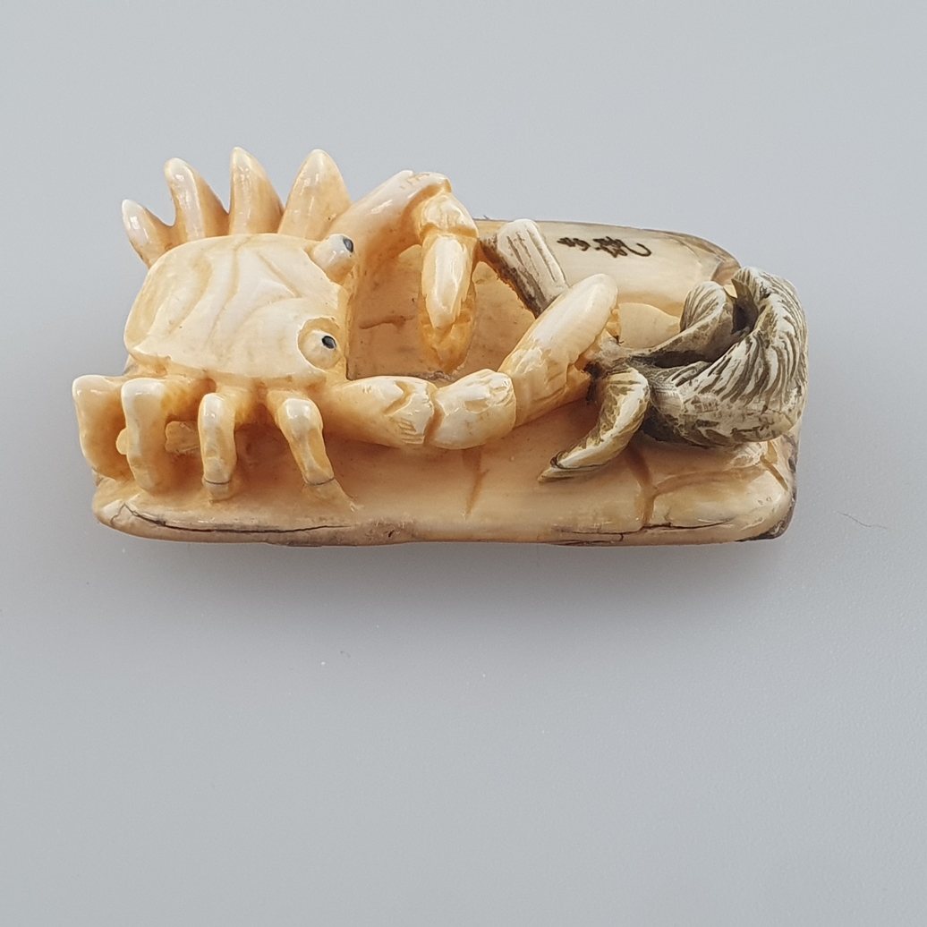 Netsuke - Mammutbein geschnitzt, graviert und teils eingefärbt, Krabbe mit Selleriestange, signiert - Image 4 of 6