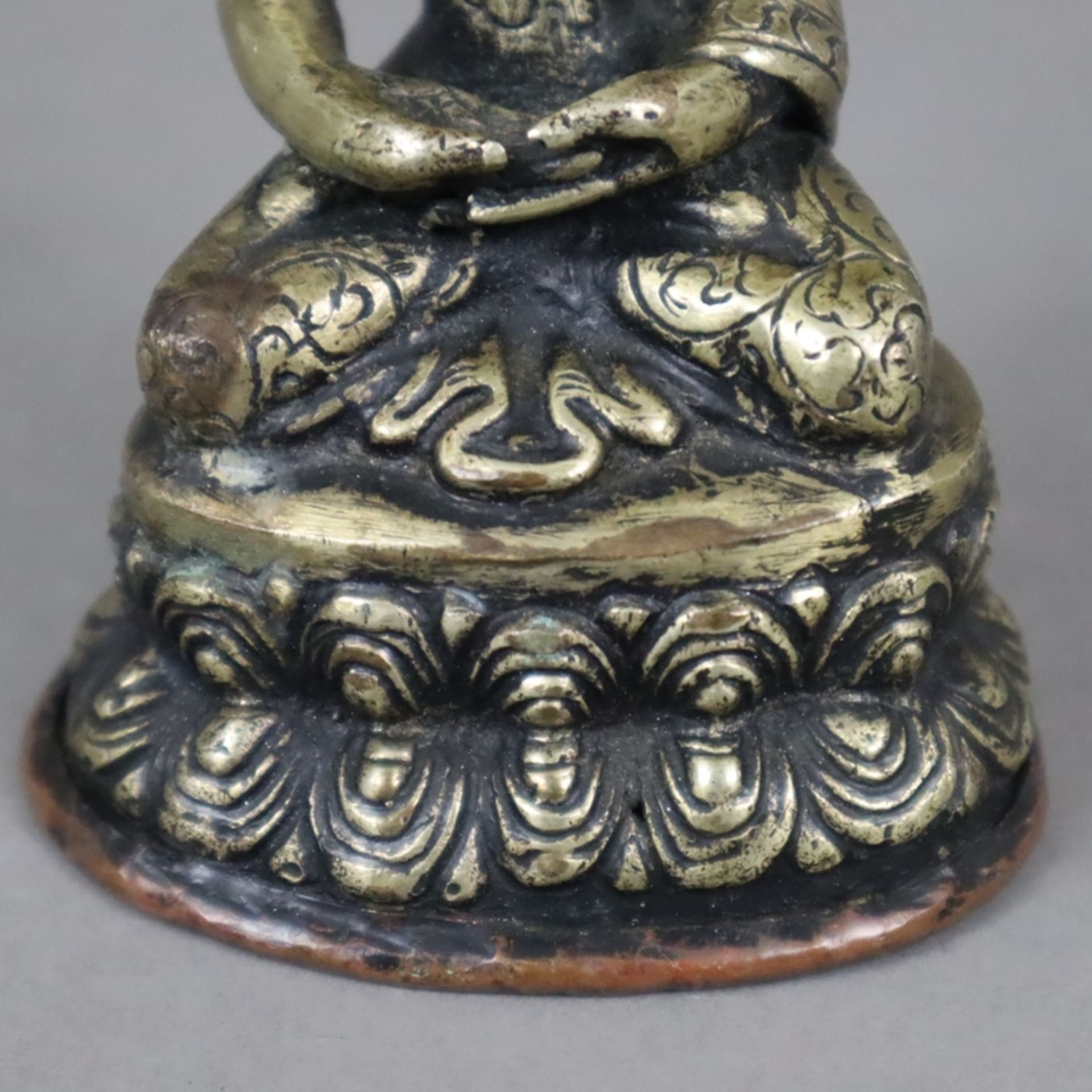 Kleinfigur des Buddha Shakyamuni - Tibet/Nepal, Gelbbronze, in dhyana-asana auf doppeltem Lotosthro - Image 4 of 7