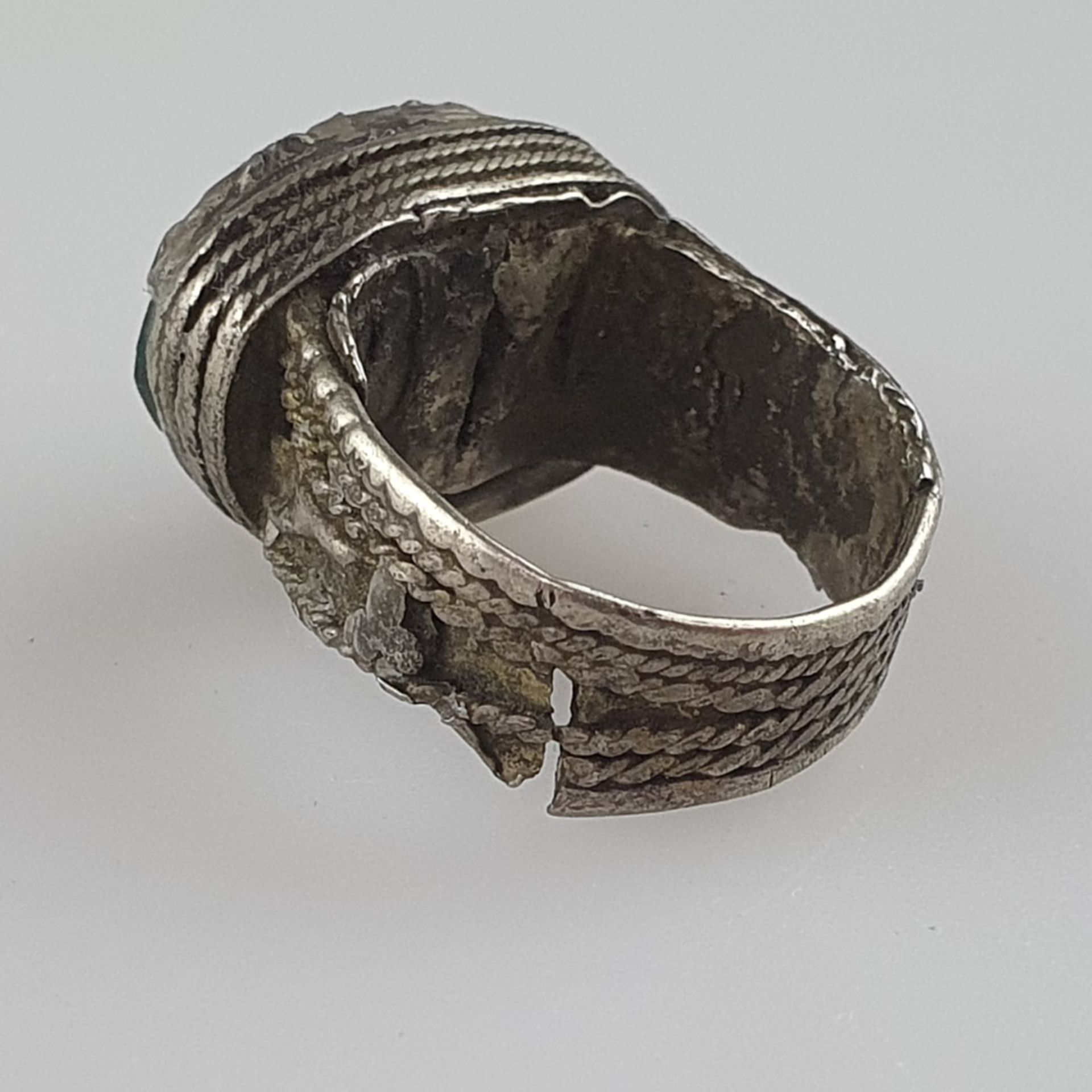 Silberring - mit facettiertem Smaragd besetzt, Ringkopf ca.17 x 12 mm, ca. 5,6g, Ringschiene verzog - Image 5 of 6