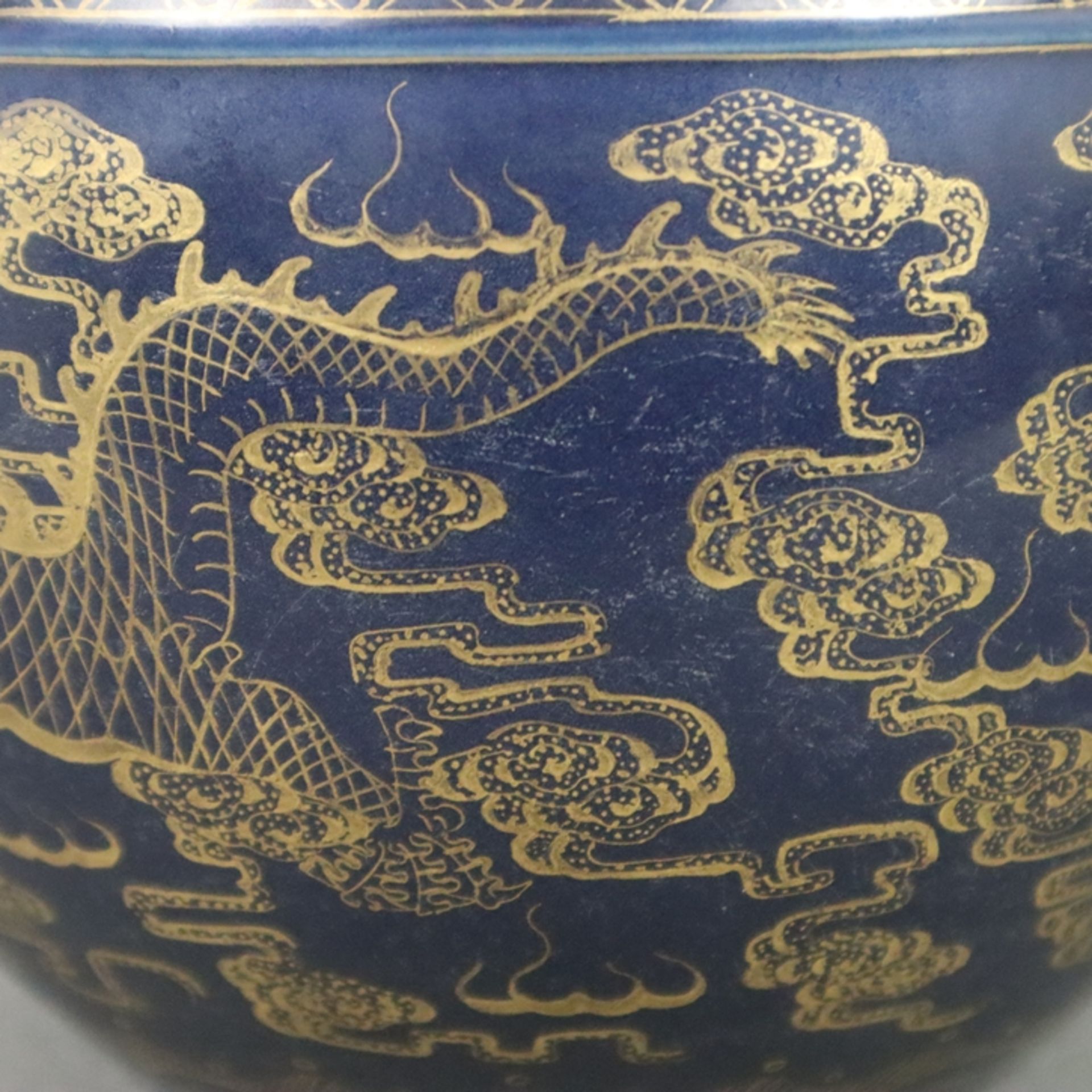 Cachepot - China, bauchiger Korpus, leicht ausgestellter, glatter Rand, außen kobaltblaue Glasur mi - Bild 5 aus 7