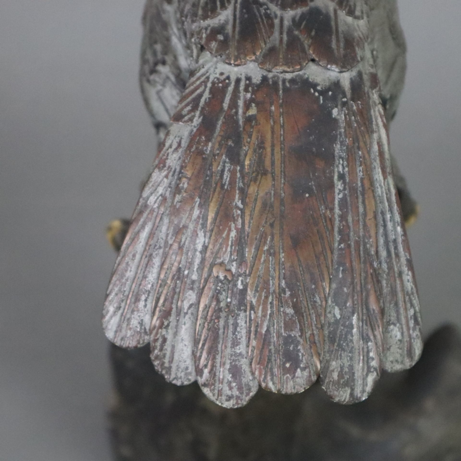 Tierskulptur "Adler" - Weißmetall, braun patiniert, naturalistische Darstellung eines auf Felsensoc - Image 9 of 11